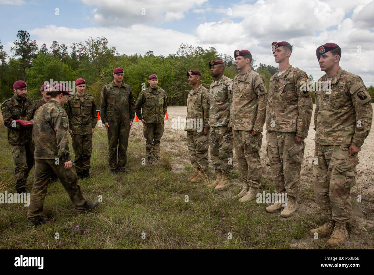 Les parachutistes de l'armée américaine, affecté à la 55e Compagnie de la Caméra de combat (Signal), se préparer à obtenir des ailes de saut allemand a accordé, au cours de l'opération Skyfall nous, sur la zone de nuit Stalker, Sylvania, Ga., 11 avril 2016. Skyfall opération USA (OS-U) est une caméra de combat 982e Airborne (Compagnie de Théâtre) L'initiative de coopération en matière de sécurité. OS-U est un projet commun, de plusieurs composants, multi-latérale de la Caméra de combat d'échange d'experts en la matière qui ont lieu dans plusieurs endroits en Géorgie. OS-U fait partie d'une série qui comprend OS-Deutschland, OS-France, et OS-Kosovo. (U.S. Photo de l'armée par le Sgt. Jésus Guerrero/libérés) Banque D'Images