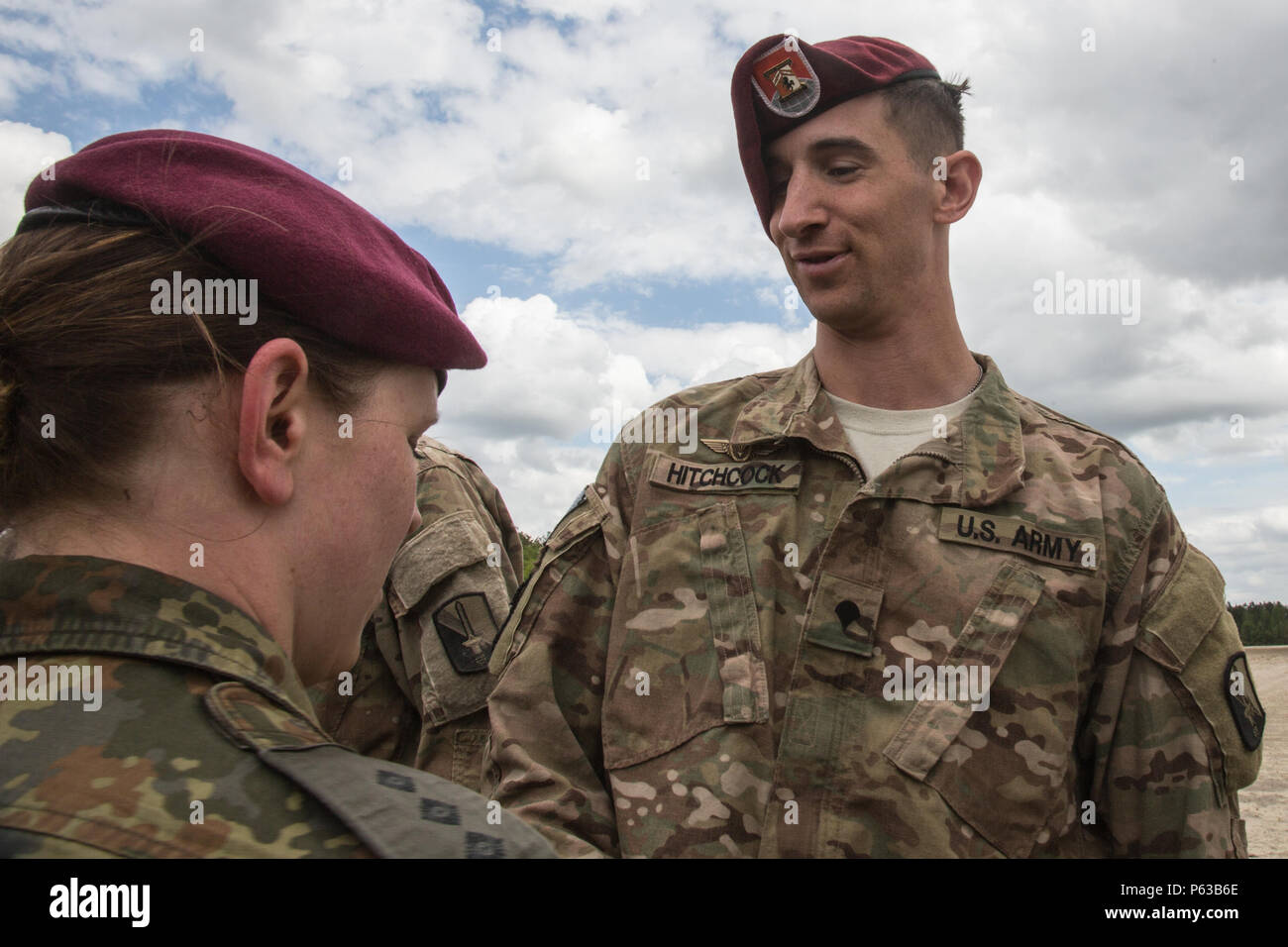 La CPS de l'armée américaine. Steven Hitchcock, affecté à la 55e Compagnie (Signal), Caméra de combat est attribué l'Allemand jump wings, durant l'opération Skyfall nous, sur la zone de nuit Stalker, Sylvania, Ga., 11 avril 2016. Skyfall opération USA (OS-U) est une caméra de combat 982e Airborne (Compagnie de Théâtre) L'initiative de coopération en matière de sécurité. OS-U est un projet commun, de plusieurs composants, multi-latérale de la Caméra de combat d'échange d'experts en la matière qui ont lieu dans plusieurs endroits en Géorgie. OS-U fait partie d'une série qui comprend OS-Deutschland, OS-France, et OS-Kosovo. (U.S. Photo de l'armée par le Sgt. Jésus Guerrero/libérés) Banque D'Images