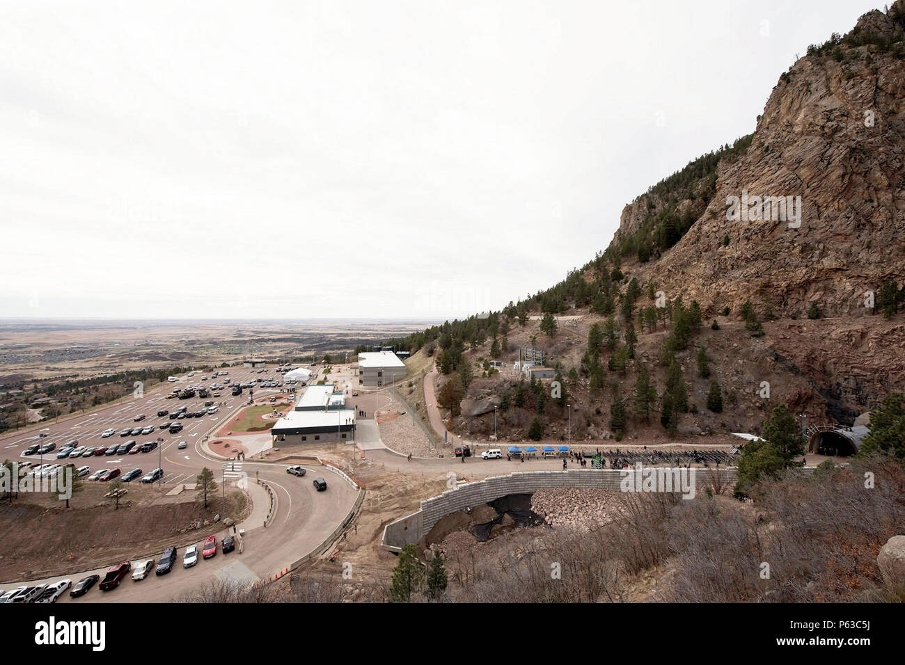 CHEYENNE MOUNTAIN AIR FORCE STATION, Colorado - Les membres de la communauté militaire et assister à la cérémonie commémorative du 50e anniversaire à Cheyenne Mountain Air Force Station, 15 avril 2016. Après près de cinq années de construction, Cheyenne Mountain Air Force Station a été déclaré pleinement opérationnel le 20 avril 1966. AFS de Cheyenne Mountain, est administré par le 21ème Space Wing à la base aérienne Peterson, et exploité par le Groupe de soutien de mission 721e. (U.S. Photo de l'Armée de l'air par le sergent. Tiffany DeNault) Banque D'Images