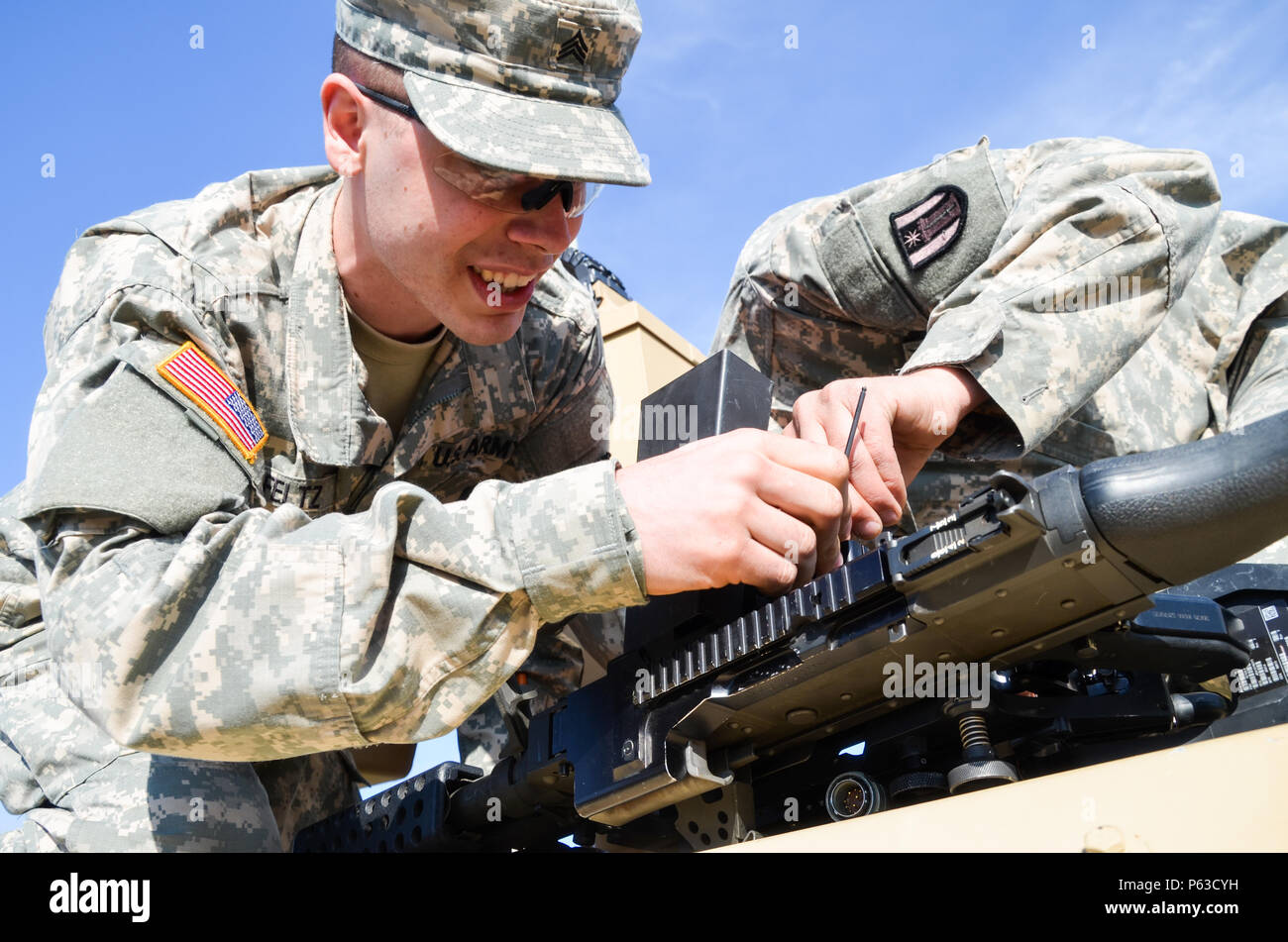 La 88e Commandement du soutien régional de neuf Installation Mise en service de l'équipement en accueille actuellement des soldats du 200e et la 416e commande MP Commande Ingénieur lors d'une mise en service et du matériel les corneilles de l'entraînement à Fort McCoy, Wisconsin. Les soldats ont participé à un incendie de familiarisation le 21 avril. L'incendie de familiarisation a fait partie de l'automobile et de l'armement en réservoir de l'opérateur de la commande de nouveaux équipements pour les soldats de la formation sur l'exploitation de cette plate-forme d'armes pour améliorer l'état de préparation opérationnelle. La 88e RSC prend en charge cette formation par la réception de l'équipement, faciliter la formation avec spa Banque D'Images