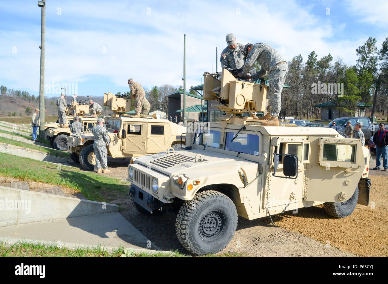 La 88e Commandement du soutien régional de neuf Installation Mise en service de l'équipement en accueille actuellement des soldats du 200e et la 416e commande MP Commande Ingénieur lors d'une mise en service et du matériel les corneilles de l'entraînement à Fort McCoy, Wisconsin. Les soldats ont participé à un incendie de familiarisation le 21 avril. L'incendie de familiarisation a fait partie de l'automobile et de l'armement en réservoir de l'opérateur de la commande de nouveaux équipements pour les soldats de la formation sur l'exploitation de cette plate-forme d'armes pour améliorer l'état de préparation opérationnelle. La 88e RSC prend en charge cette formation par la réception de l'équipement, faciliter la formation avec spa Banque D'Images