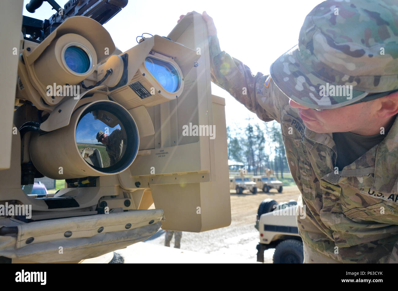 La 88e Commandement du soutien régional de neuf Installation Mise en service de l'équipement en accueille actuellement des soldats du 200e et la 416e commande MP Commande Ingénieur lors d'une mise en service et du matériel les corneilles de l'entraînement à Fort McCoy, Wisconsin. Les soldats ont participé à un incendie de familiarisation le 21 avril. L'incendie de familiarisation a fait partie de l'automobile et de l'armement en réservoir de l'opérateur de la commande de nouveaux équipements pour les soldats de la formation sur l'exploitation de cette plate-forme d'armes pour améliorer l'état de préparation opérationnelle. La 88e RSC prend en charge cette formation par la réception de l'équipement, faciliter la formation avec spa Banque D'Images