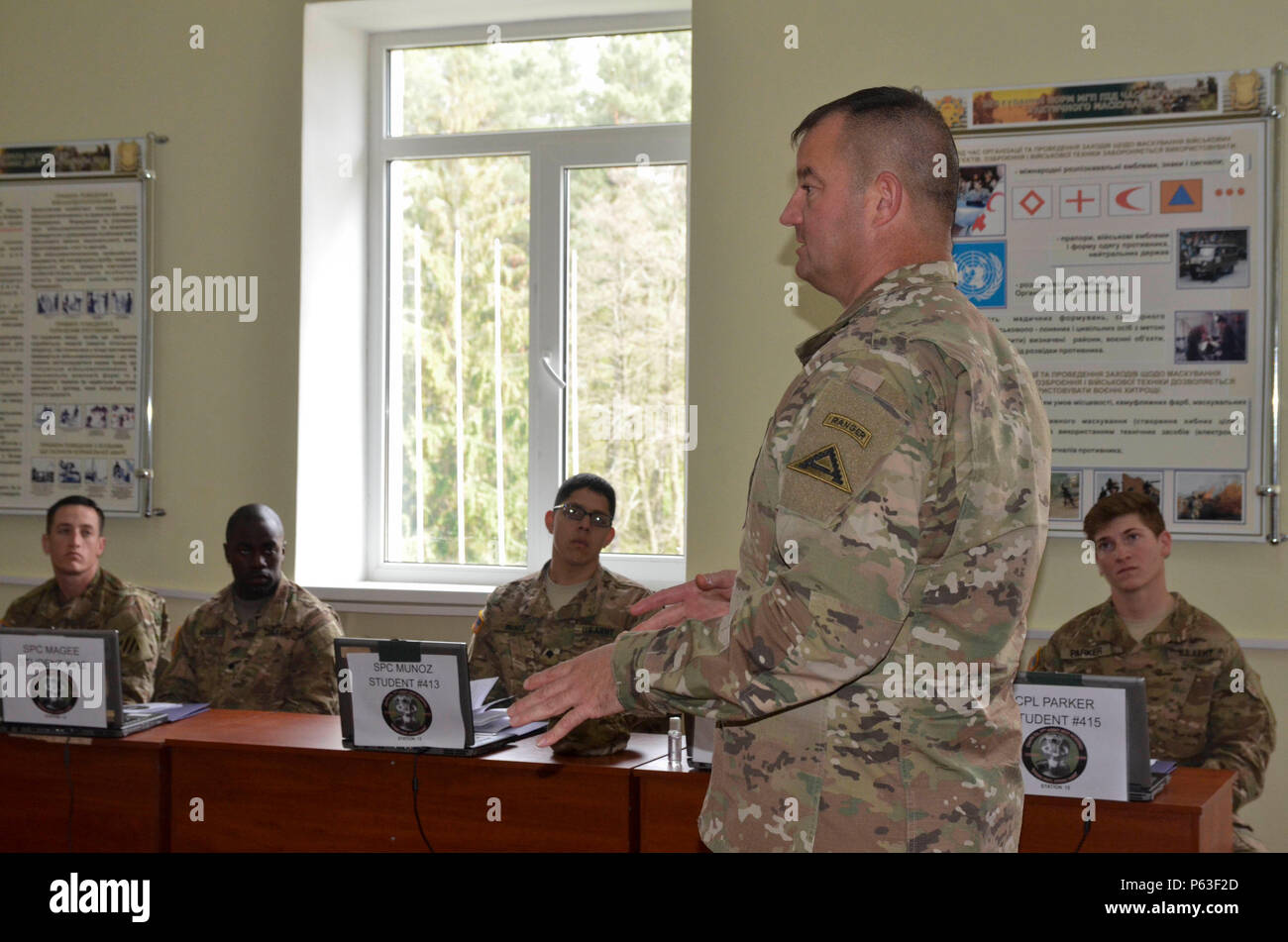 Le Sgt commande. Second siège pour poussette, le Major Jeffrey d'entraînement interarmées multinationale commande commande le sergent major, parle aux soldats de l'importance de l'hygiène 26 avril, au cours de la deuxième journée de cours de Chefs de base au maintien de la sécurité internationale et près de l'viv, Ukraine. Les dirigeants des petits groupes avec la 7e Armée NCO Academy organisera un cours de trois semaines afin de former et de développer de futurs dirigeants pour diriger efficacement à l'équipe et les niveaux de l'équipe. (U.S. Photo de l'armée par le sergent. Adriana, Diaz-Brown presse 10ème camp de siège) Banque D'Images