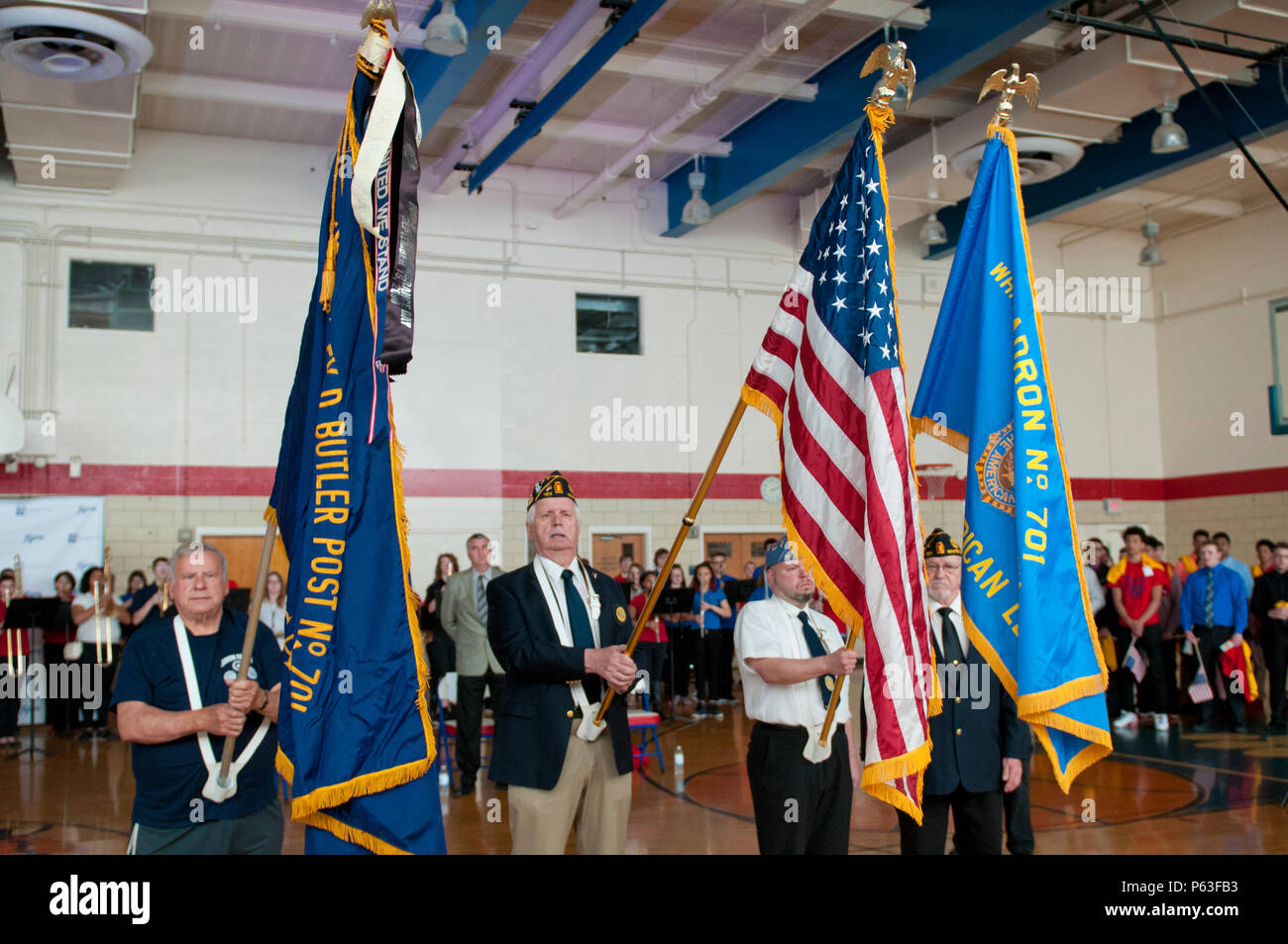 L'American Legion Post 701, de chêne blanc, Pa., color guard présente les couleurs durant l'hymne national lors d'une cérémonie pour le s.. Michelle Satterfield à McKeesport, Pennsylvanie, le 25 avril 2016. Satterfield reçoit une maison construite par les étudiants de l'McKeesport Area High School et Stephen Siller Tunnel à la base de tous les tours du travail bénévole qu'elle a accompli au cours des dernières années. (U.S. Photo de l'armée par le sergent. Dalton Smith / relâché) Banque D'Images