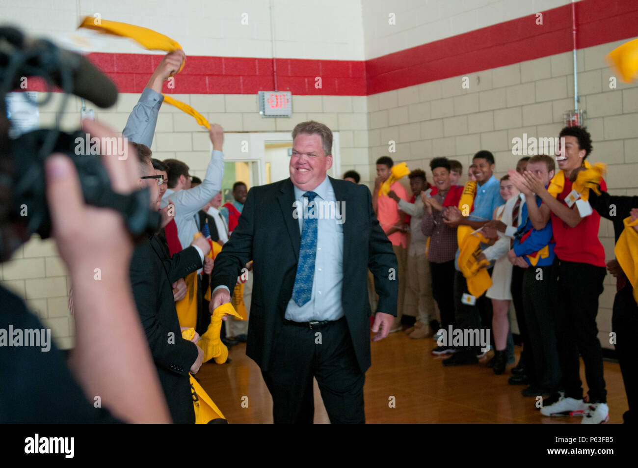 Michael Locke, la construction de l'enseignant de la classe à McKeesport Area High School, promenades dans la cérémonie pour le s.. Michelle Satterfield à McKeesport, Pennsylvanie, le 25 avril 2016. Satterfield reçoit une maison construite par les étudiants de l'McKeesport Area High School et Stephen Siller Tunnel à la base de tous les tours du travail bénévole qu'elle a accompli au cours des dernières années. (U.S. Photo de l'armée par le sergent. Dalton Smith / relâché) Banque D'Images
