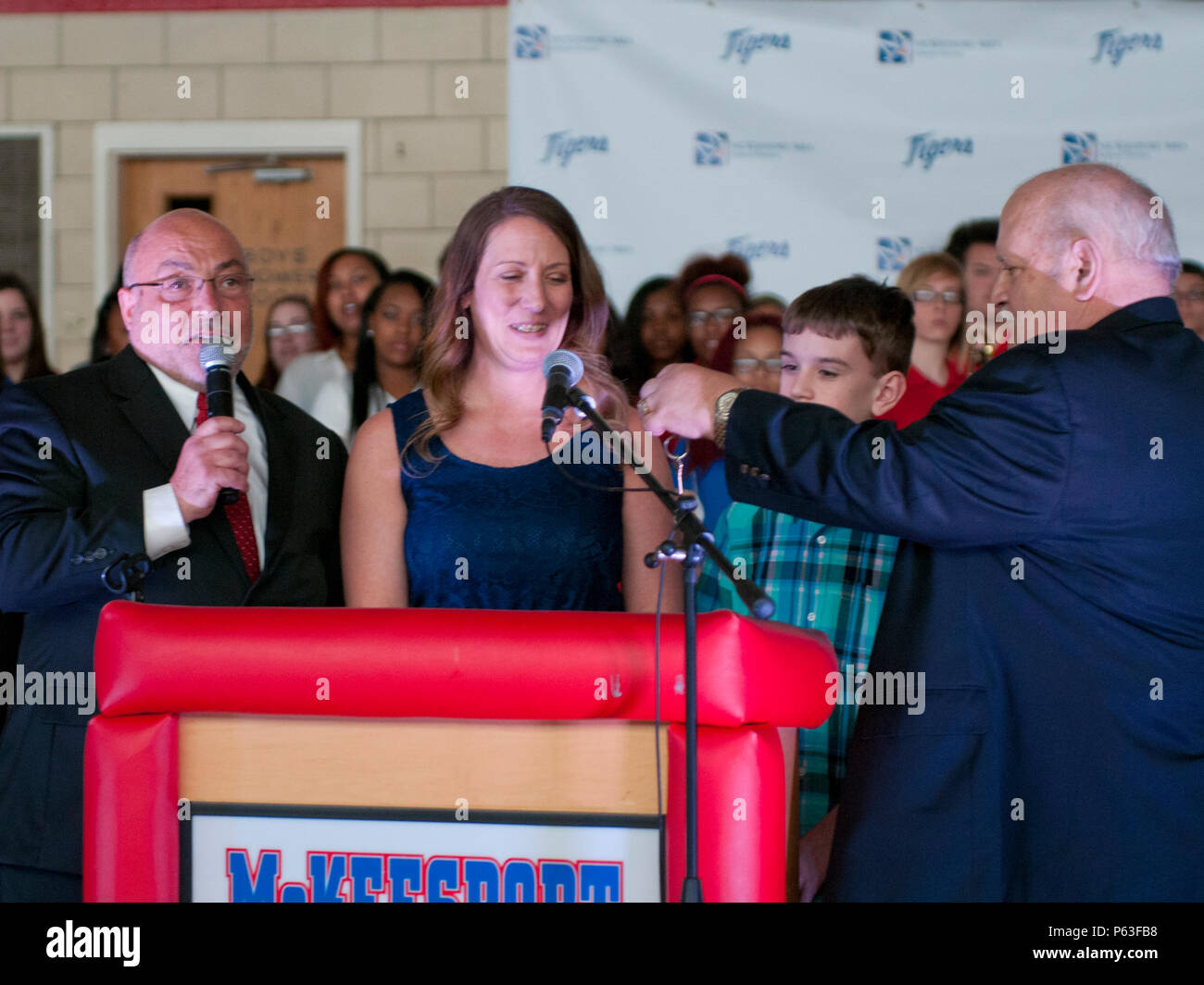 John, Bertoty de toit bleu Technologies, part pour le s.. Michelle Satterfield, avec le 14e Détachement de quartier-maître, pour sa nouvelle maison pendant la cérémonie pour elle à McKeesport, Pennsylvanie, le 25 avril 2016. Satterfield reçoit une maison construite par les étudiants de l'McKeesport Area High School et Stephen Siller Tunnel à la base de tous les tours du travail bénévole qu'elle a accompli au cours des dernières années. (U.S. Photo de l'armée par le sergent. Dalton Smith / relâché) Banque D'Images