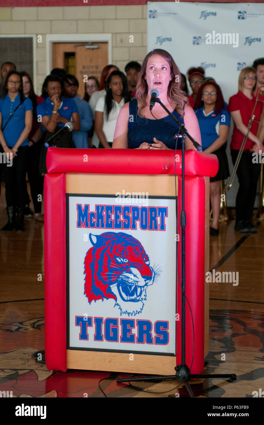 Le s.. Michelle Satterfield, avec le 14e Détachement de quartier-maître, lui donne sa grâce et sa gratitude pour les étudiants de l'McKeesport Area High School, au cours d'une cérémonie pour elle à McKeesport, Pennsylvanie, le 25 avril 2016. Satterfield reçoit une maison construite par les élèves et les tours de Tunnel Stephen Siller Fondation pour tous du travail bénévole qu'elle a accompli au cours des dernières années. (U.S. Photo de l'armée par le sergent. Dalton Smith / relâché) Banque D'Images