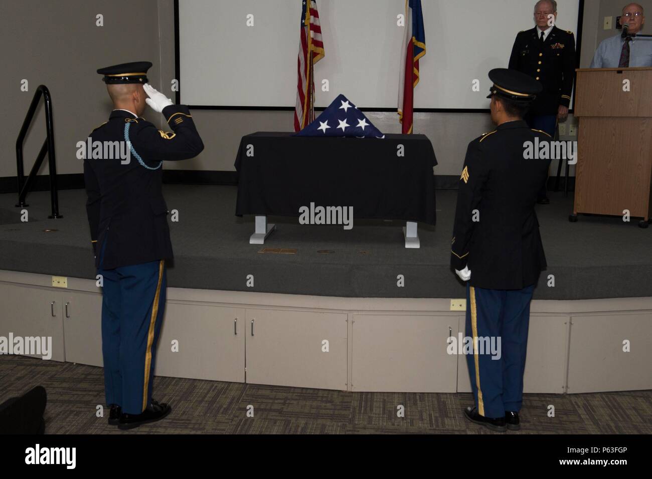 Des soldats de la Garde nationale du Texas sur la garde d'honneur de reconnaître le service d'Airman First Class James Beatty avec tous les honneurs militaires, au cours de l'absence d'un projet américain de cérémonie qui s'est déroulée au Camp Mabry à Austin, Texas, le 17 avril 2016. La cérémonie a été le cadre de la rapport annuel du Département militaire du Texas Open House, un événement qui sert à honorer les anciens combattants, les membres et partenaires de premiers intervenants. Le manque dans Projet américain localise, identifie et enterre les cendres non réclamés des anciens combattants américains grâce aux efforts conjoints du secteur, de l'état et les organismes fédéraux. (U.S. Nat de l'armée Banque D'Images