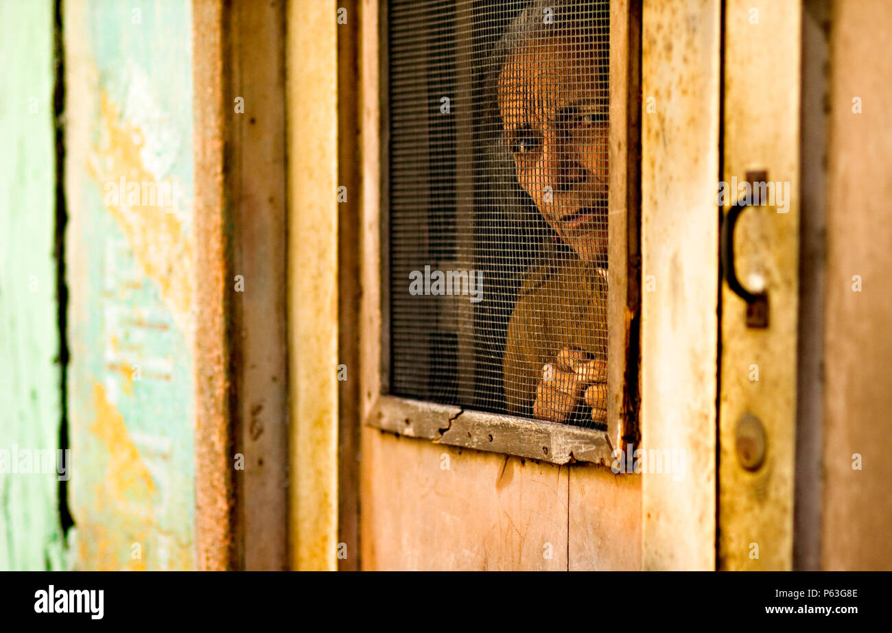 Une femme âgée regarde si son écran porte. Guantanamo, Cuba. Banque D'Images