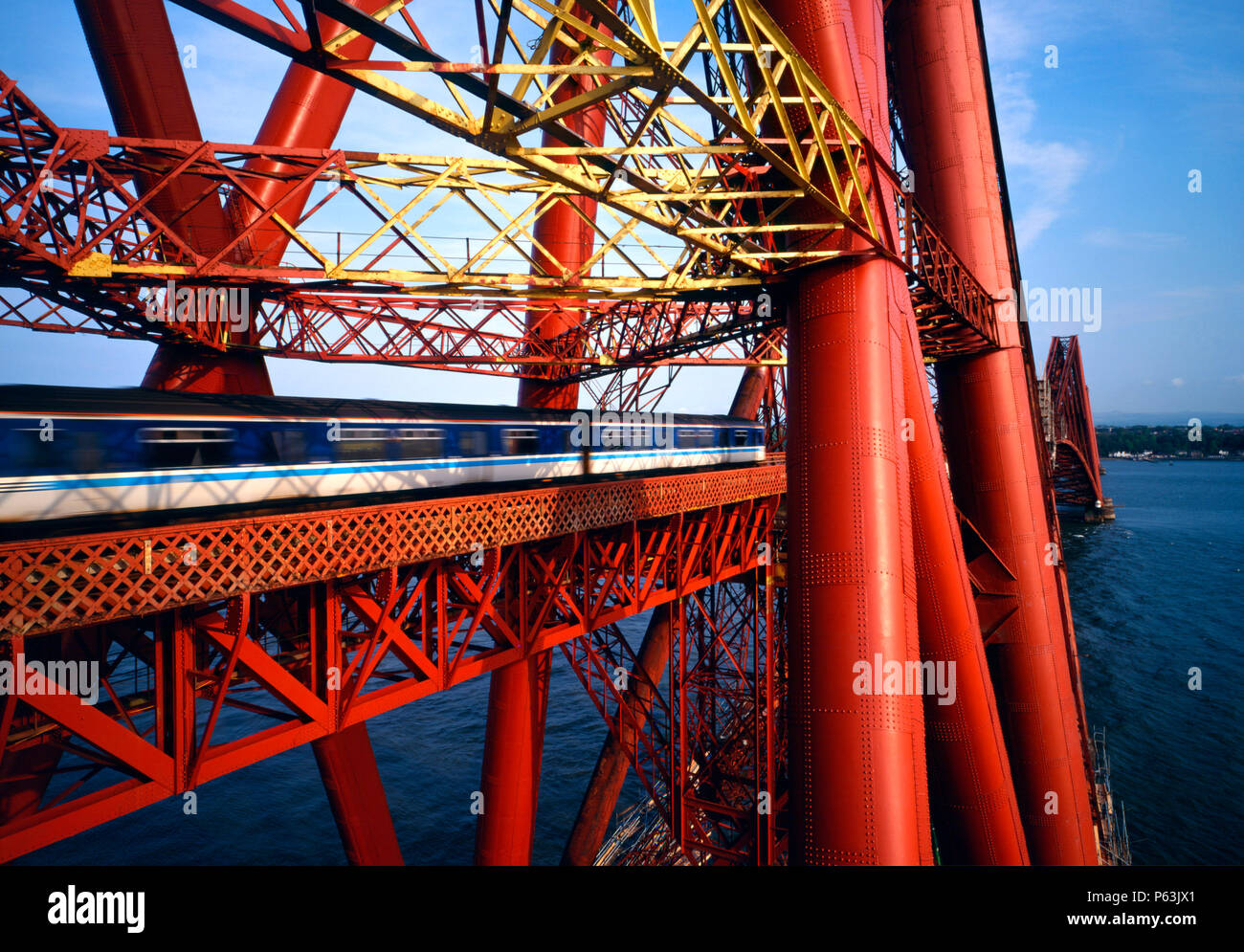 Forth Rail Bridge. Conçu par Sir John Fowler et Benjamin Baker et construit par William Arrol, achevée en 1890. L'exécution la ligne principale à l'est d'authenticité Banque D'Images