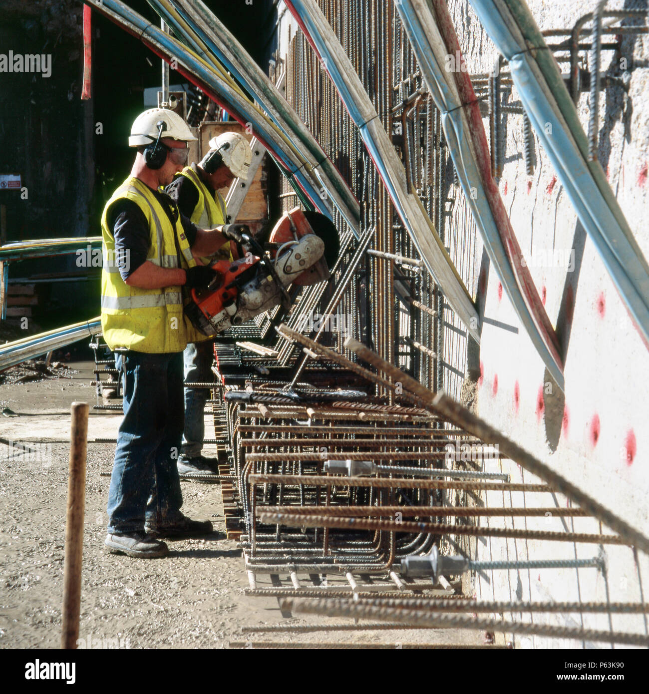 Des éléments de projet central du câble en angle les trous d'ancrage sur un centre de Londres projet - l'armature d'acier pour un top d'être Banque D'Images Des éléments de projet central du câble en angle les trous d'ancrage sur un centre de Londres projet - l'armature d'acier pour un top d'être Banque D'Images