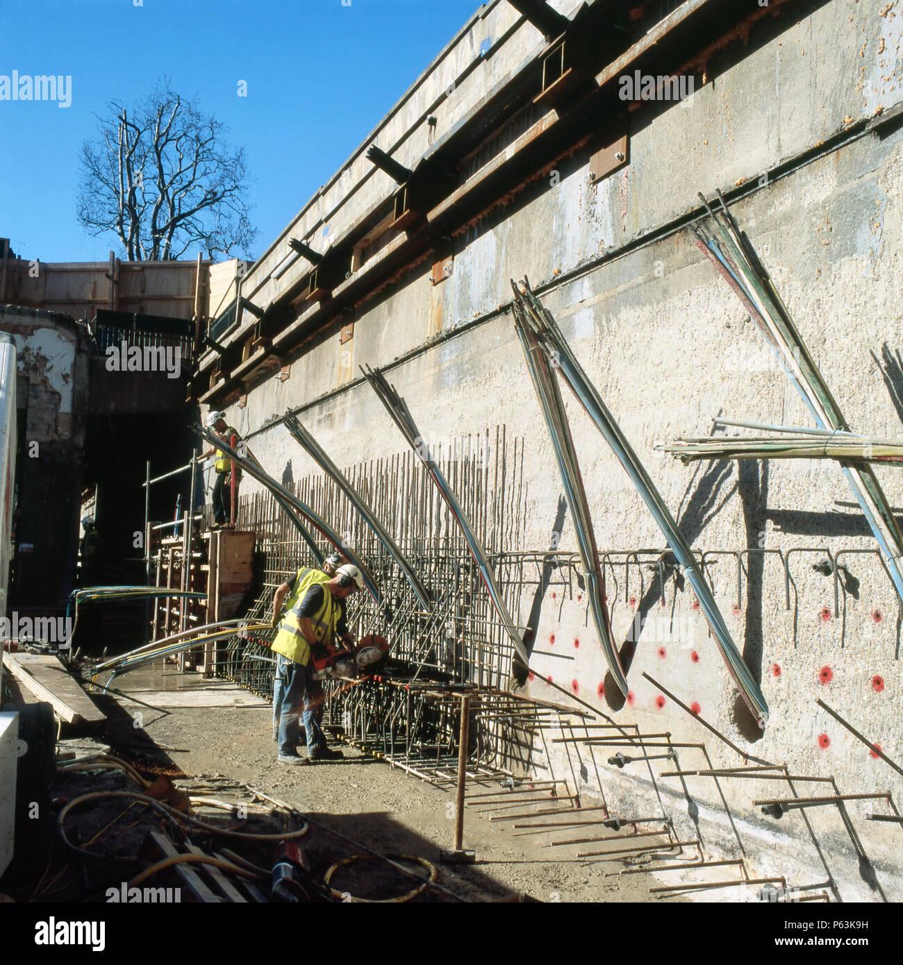 Centres de câbles sont préparées pour le jointoiement dans le trous inclinés pour ancrage au sol sur un projet majeur dans le centre de Londres Banque D'Images Centres de câbles sont préparées pour le jointoiement dans le trous inclinés pour ancrage au sol sur un projet majeur dans le centre de Londres Banque D'Images