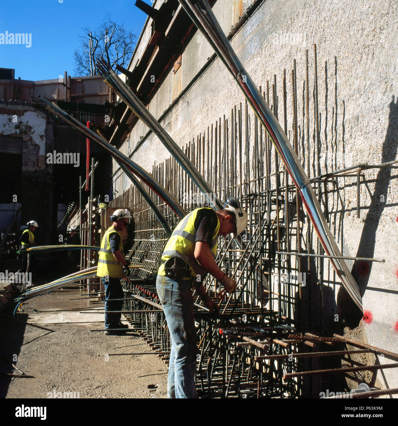 Centres de câbles sont préparées pour le jointoiement dans le trous inclinés pour ancrage au sol sur un projet majeur dans le centre de Londres Banque D'Images Centres de câbles sont préparées pour le jointoiement dans le trous inclinés pour ancrage au sol sur un projet majeur dans le centre de Londres Banque D'Images
