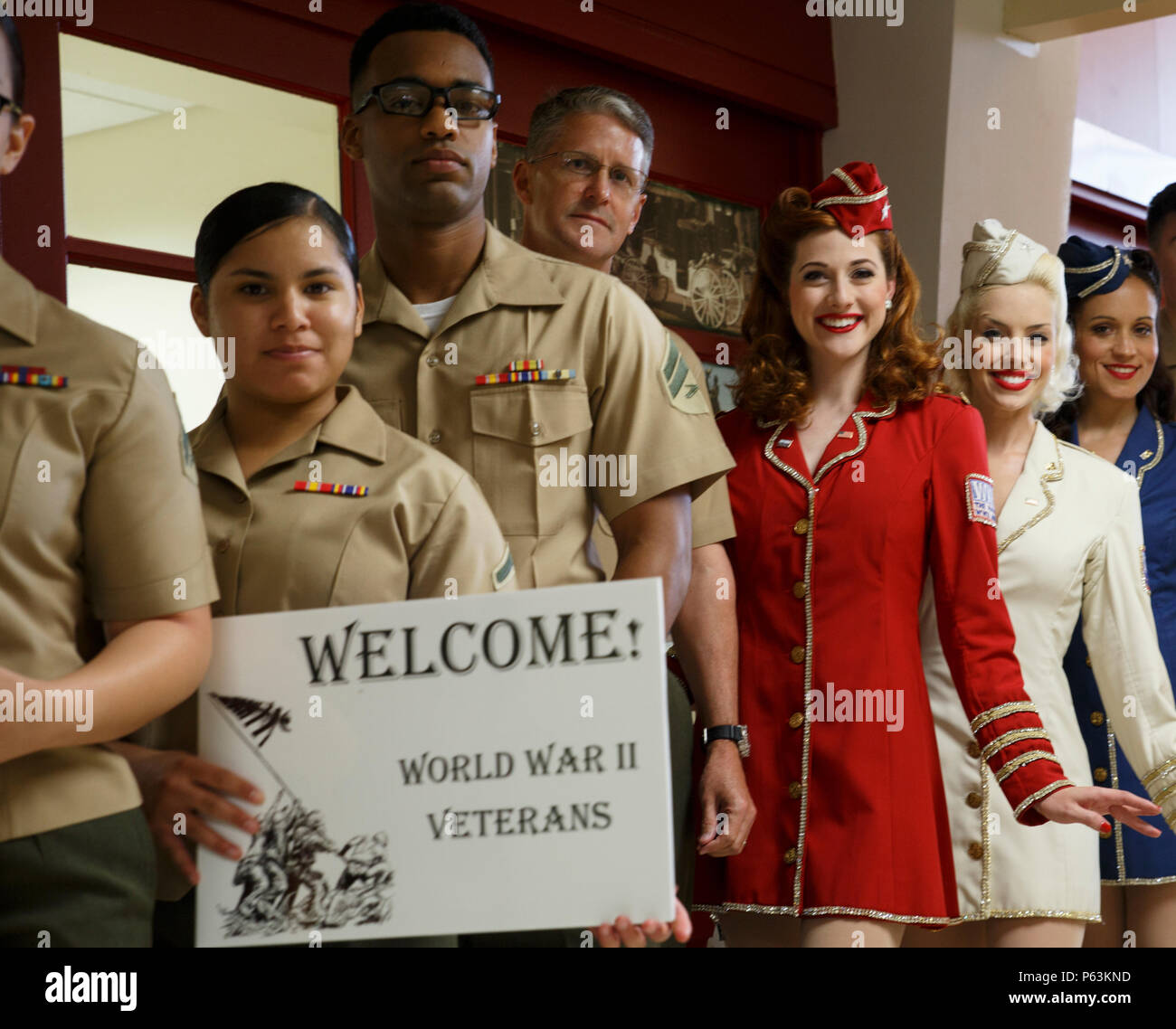 Les Forces marines marines avec réserve et la victoire belles, le Musée National de la Seconde Guerre mondiale's trio vocal, attendre pour les anciens combattants participant à la vaillance flambée pour quitter le programme terminal de Louis Armstrong New Orleans International Airport, le 13 avril 2016. Le Planeur Valour a été créé par l'acteur Gary Sinise en hommage aux anciens combattants de la Seconde Guerre mondiale, pour leurs sacrifices et de leur donner une visite spéciale du Musée National de la Seconde Guerre mondiale. (U.S. Marine Corps photo par le Cpl. Ian Leones/ libéré) Banque D'Images