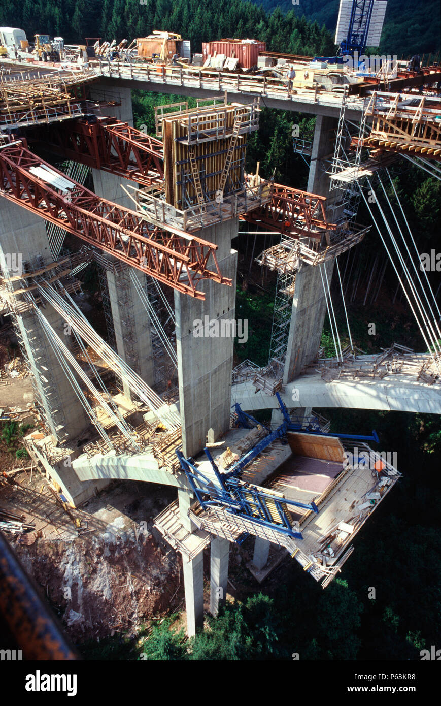 Haubans fournir un appui à une arche au cours de coulage de béton son sur un projet en Allemagne pour un pont d'autoroute un pic similaire est déjà sur le site Banque D'Images