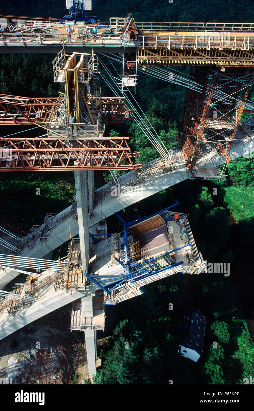 Haubans fournir un appui à une arche au cours de coulage de béton son sur un projet en Allemagne pour un pont d'autoroute un pic similaire est déjà sur le site Banque D'Images