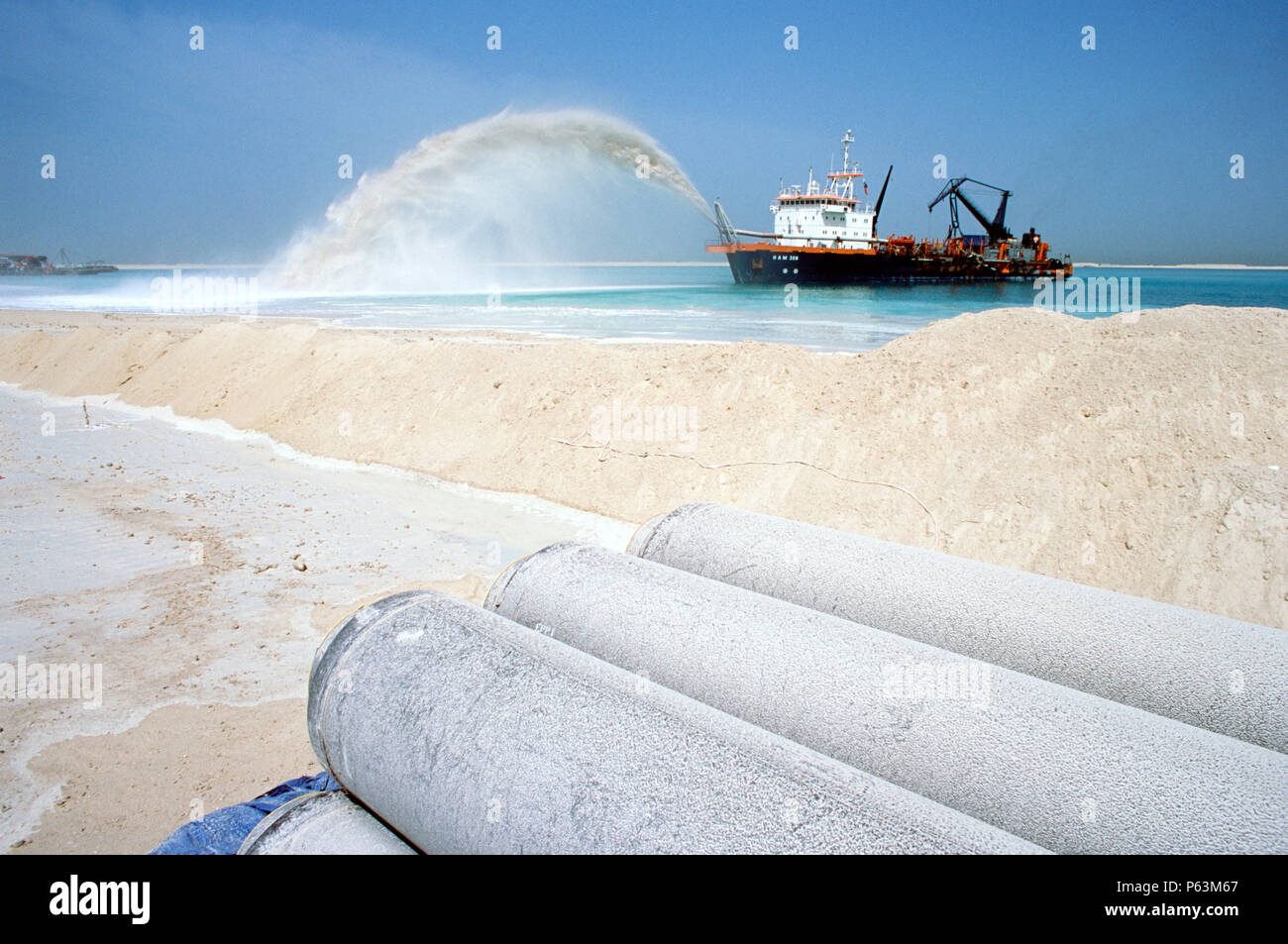 Un sablier 'set-arcs' sable pompé sur le tout nouveau développement de Palm Island, Dubai, UAE. Banque D'Images