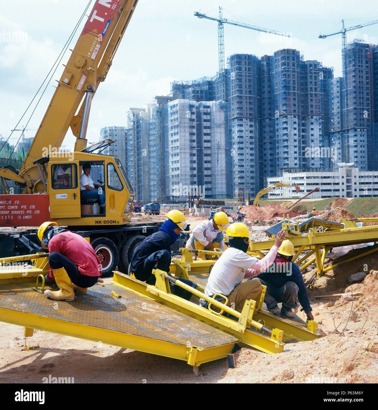 En acier préparation de coffrages pour une connexion de train léger en face de plusieurs tour de blocs pour un projet de logement à Singapour Banque D'Images