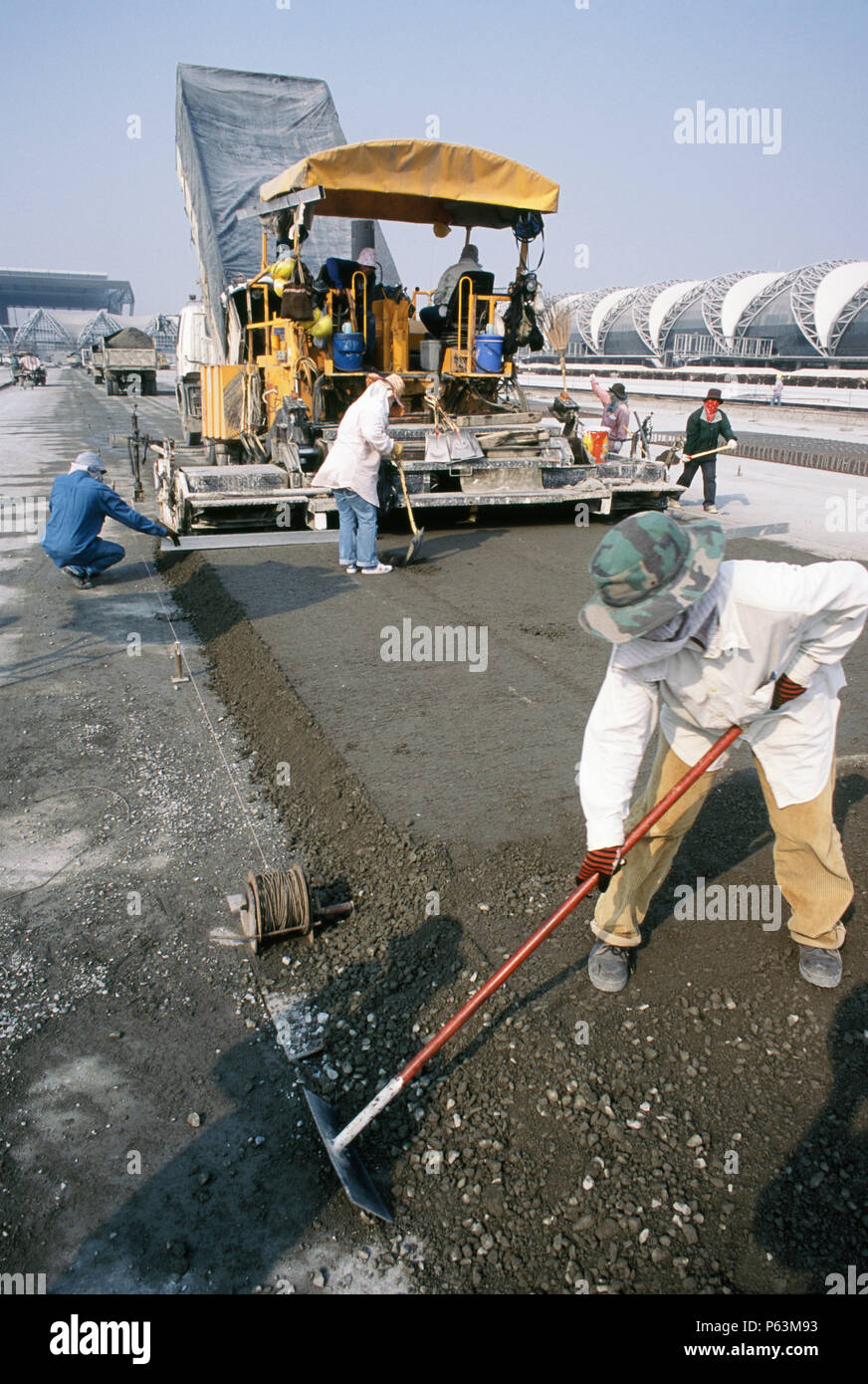 Pose de Tarmac sur sub base du hard salon permanent, Suvarnabhumi Aéroport de Bangkok, Thaïlande Banque D'Images