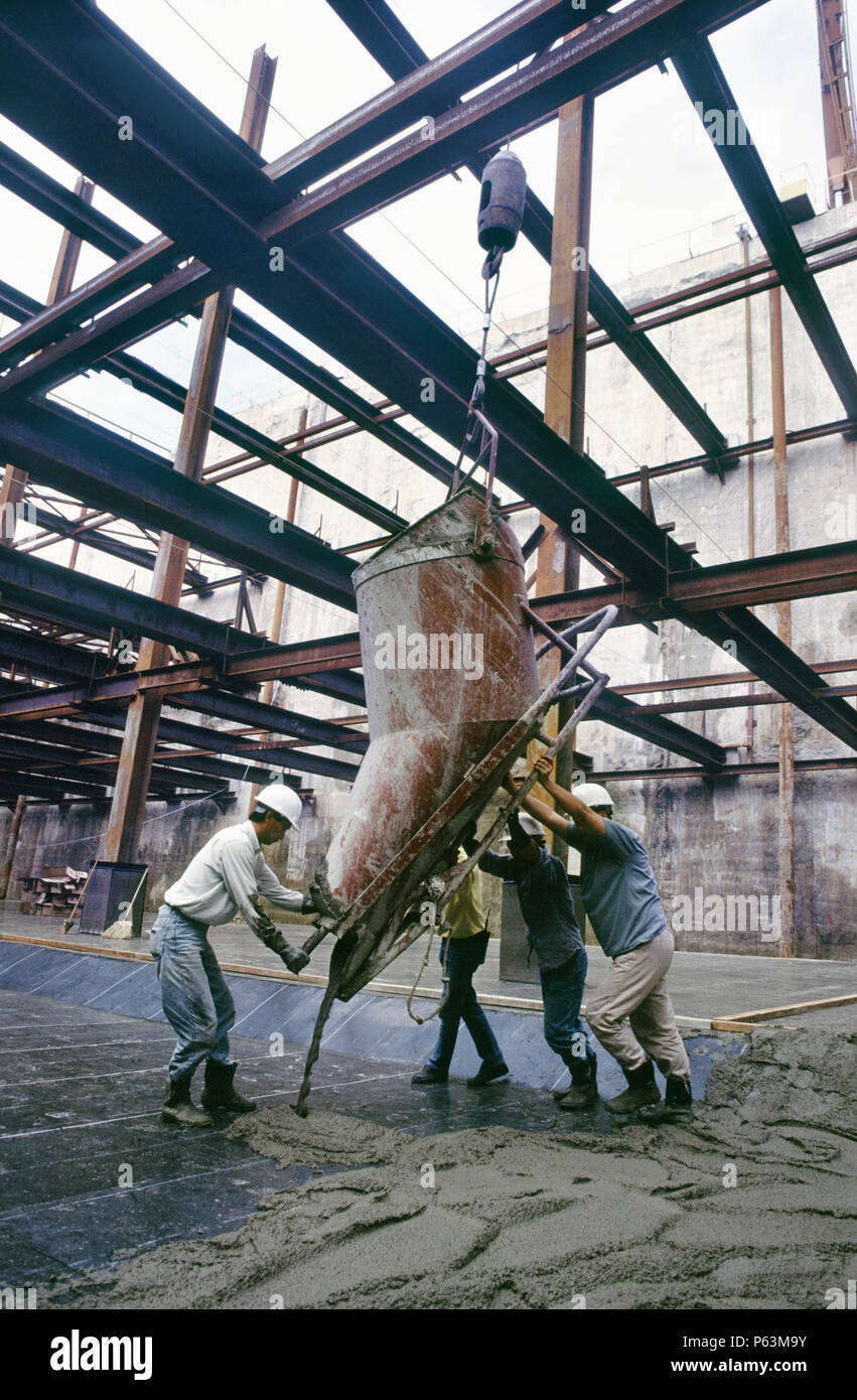 Le bétonnage de la dalle de base pour une nouvelle station sur le nord-est de la ligne de transport rapide de masse Singapoore Banque D'Images