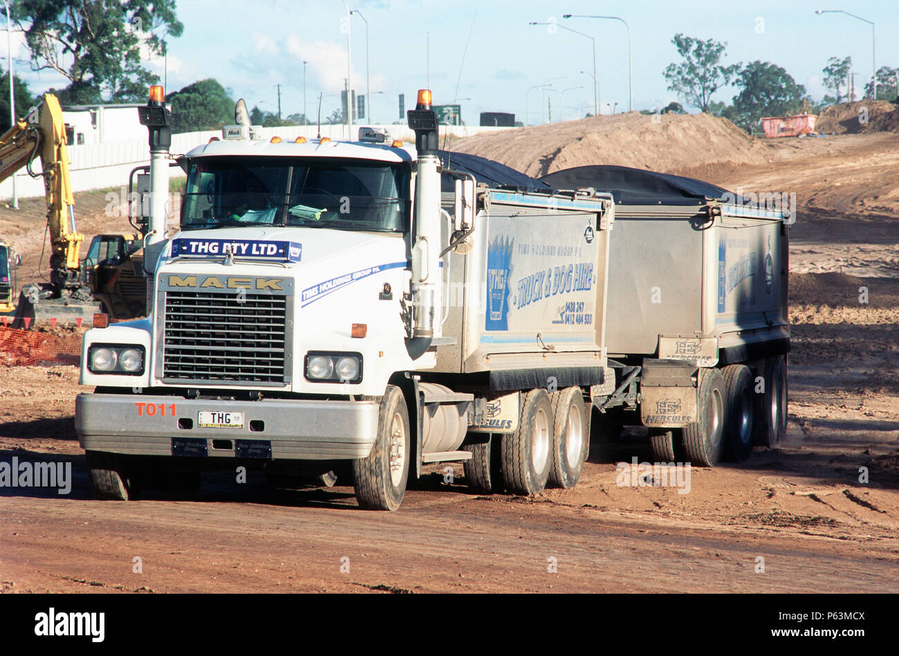 Un camion et de chien sur le projet d'échangeur Sagelink Brisbane à Brisbane, Queensland, Australie Banque D'Images