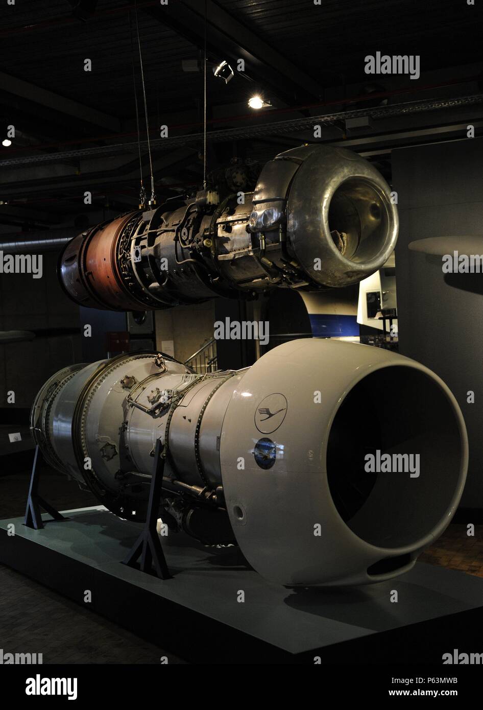 HISTORIA AVIACION. Turborreactor norteamericano moteur Pratt & Whitney JT 3 años Década (50 ans). Turborreactor alemán moteur BMW003 (Década años 40's). Deutsches Technikmuseum. Berlin. Alemania. Banque D'Images