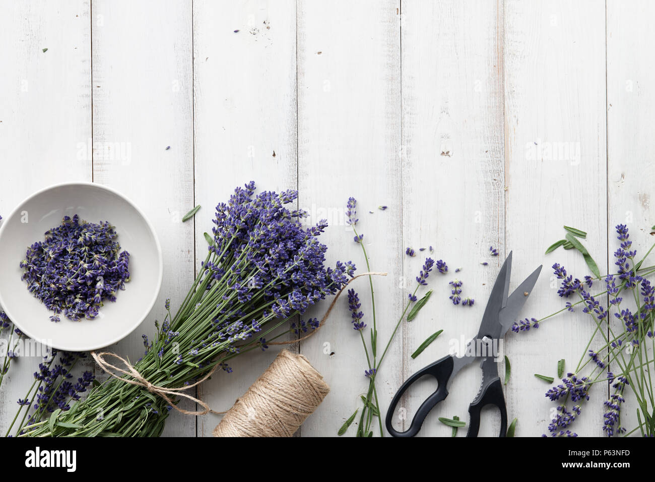 Bouquet de fleurs de lavande sur planches en bois blanc Banque D'Images