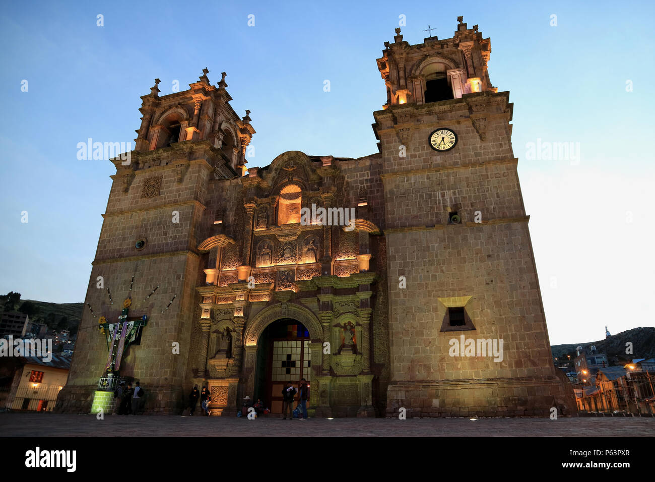 Puno Cathedral ou Basilique Cathédrale de Saint Charles Borromée le soir, Puno, Pérou Banque D'Images