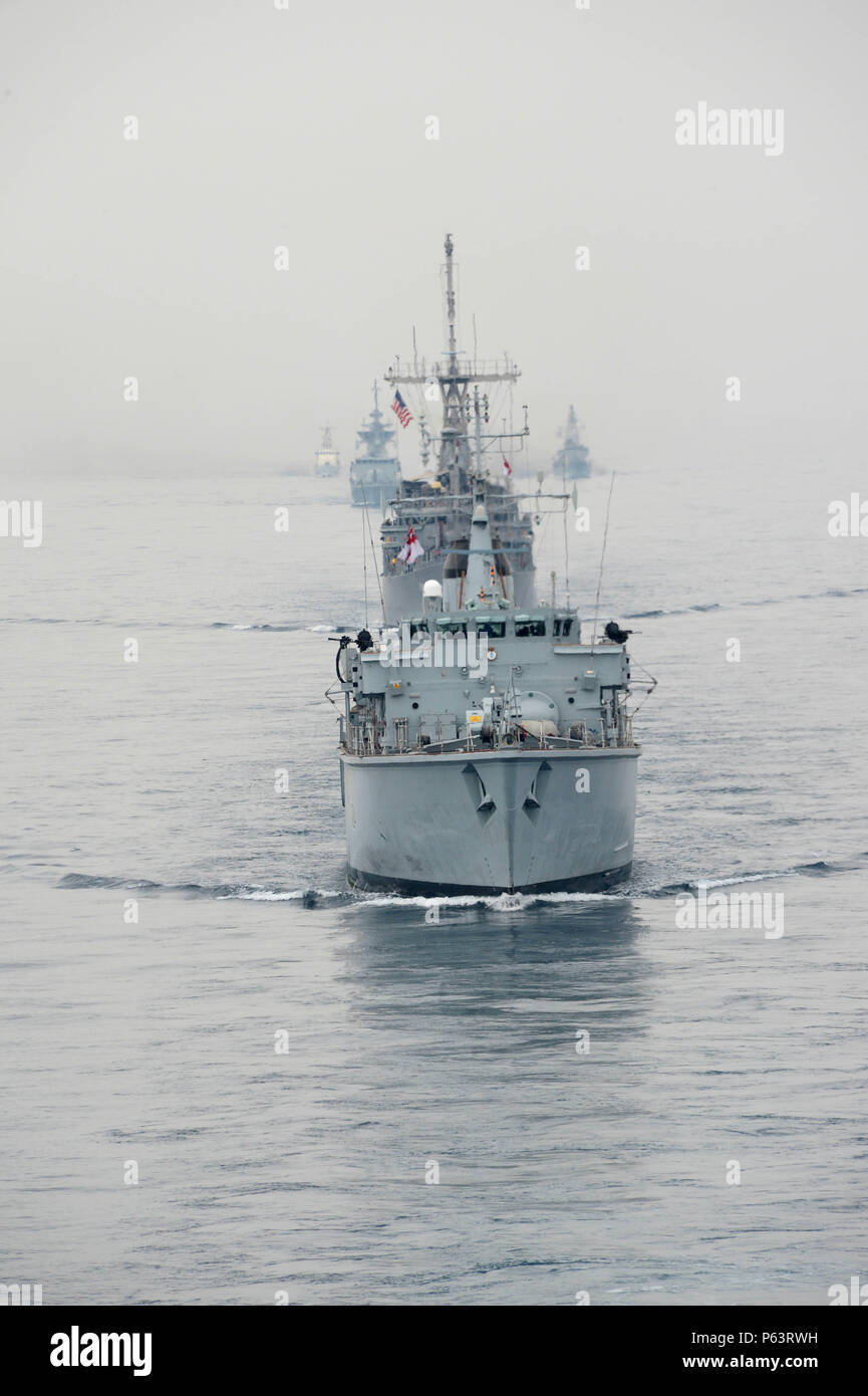 160412-N-PN215-120 Golfe Arabique (12 avril 2016) - La Royal Navy HMS Middleton destiné au chasseur (M34) cuit en formation au cours de l'exercice d'une photo réalisée dans le cadre de la lutte contre l'exercice (IMCMEX) 16. IMCMEX 16 est un exercice multilatéral en utilisant tous les aspects de la guerre défensive contre les mines, y compris les opérations de sécurité maritime et la protection de l'infrastructure maritime pour démontrer la volonté de maintenir la liberté de navigation et la libre circulation du commerce maritime tout au long de la 5e flotte américaine zone d'opérations. (U.S. Photo de la Caméra de combat de la marine en masse Banque D'Images
