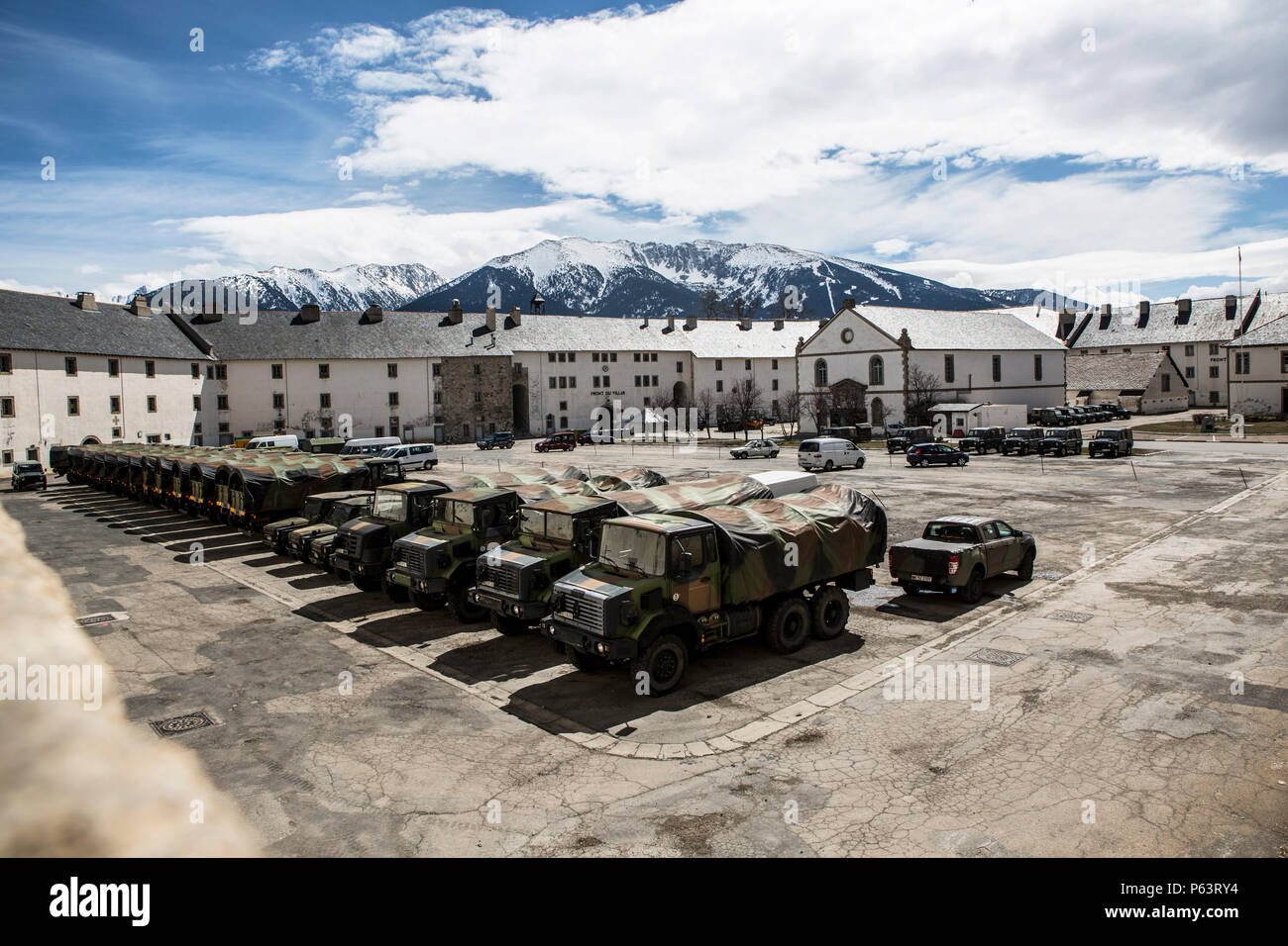 Les Marines américains avec la compagnie Bravo, 1er Bataillon, 8e Régiment de Marines, outillage spécial Groupe Force-Crisis air-sol marin- Réponse à l'arrivée de l'Afrique Centre d'Entraînement Commando nationale, France, Avril 3, 2016. La formation commando français n'est qu'un exemple de la poursuite du partenariat entre le français et l'armée américaine pour soutenir le SPMAGTF-CR-AF mission. (U.S. Marine Corps photo par le Sgt. Kassie L. McDole/libérés) Banque D'Images