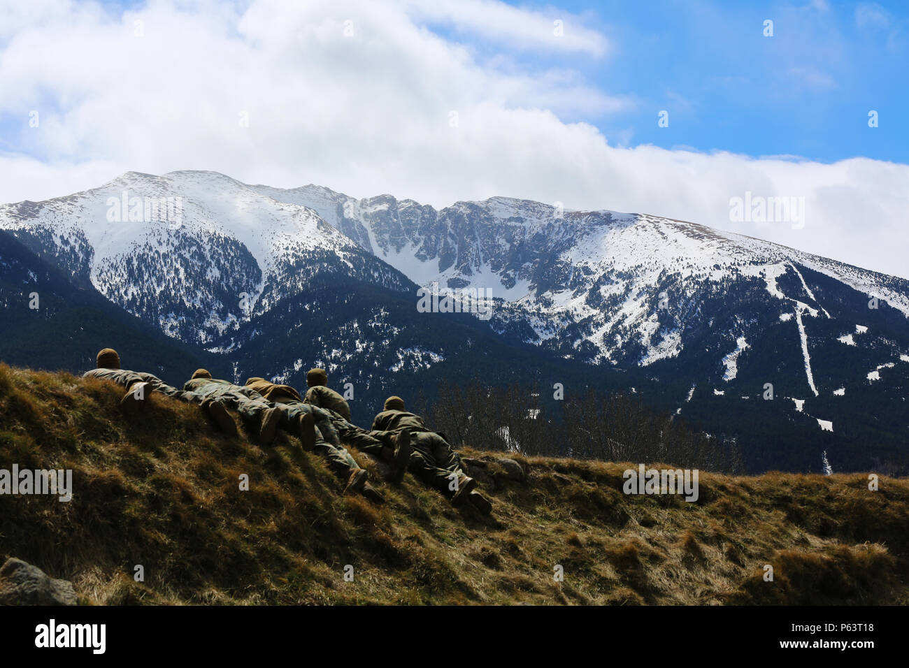 Les Marines américains avec la compagnie Bravo, 1er Bataillon, 8e Régiment de Marines, outillage spécial air-sol marin Réponse Force-Crisis Tâche- l'Afrique de prendre une pause de la formation au Centre d'Entraînement Commando nationale, France, Avril 4, 2016. La formation commando français n'est qu'un exemple de la poursuite du partenariat entre le français et l'armée américaine pour soutenir le SPMAGTF-CR-AF mission. (U.S. Marine Corps photo par le Sgt. Kassie L. McDole/libérés) Banque D'Images