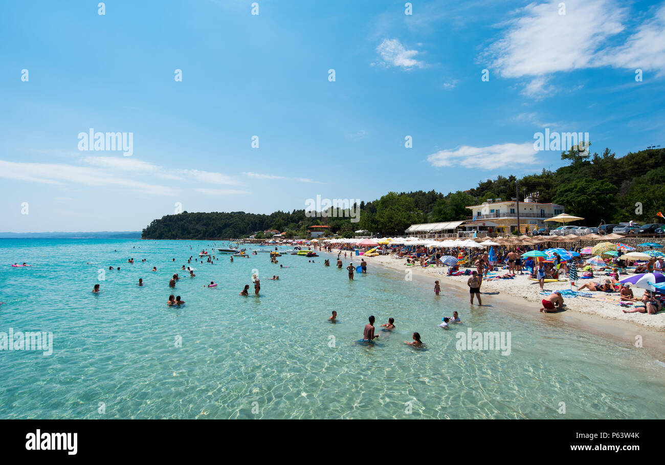 Chaniotis, Grèce - 23 juin 2018 : Popullar ville de Chaniotis beach Kassandra en Chalcidique, avec beaucoup de touristes profitant de la journée ensoleillée Banque D'Images