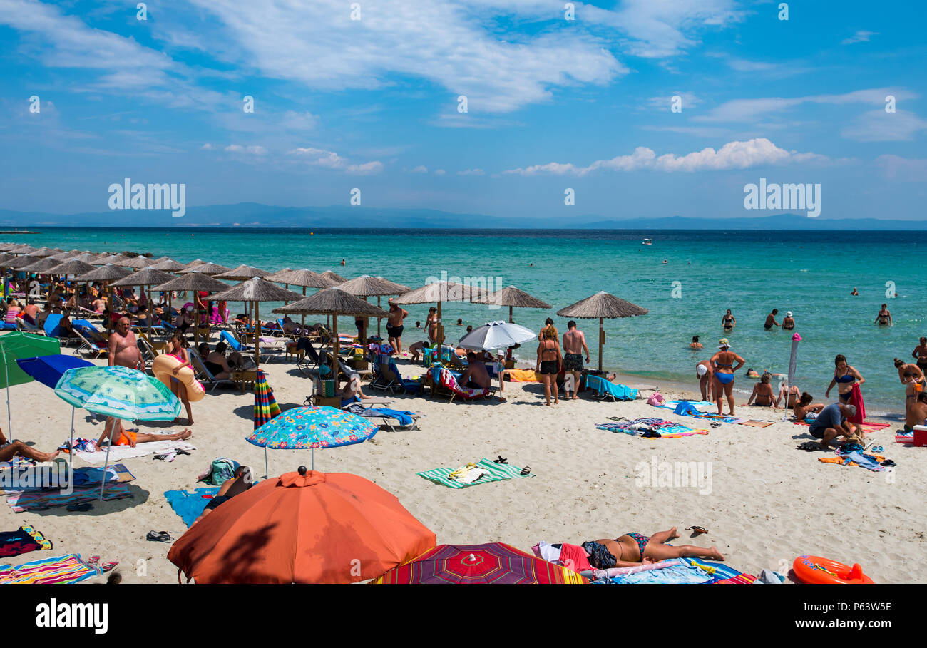 Chaniotis, Grèce - 23 juin 2018 : Popullar ville de Chaniotis beach Kassandra en Chalcidique, avec beaucoup de touristes profitant de la journée ensoleillée Banque D'Images