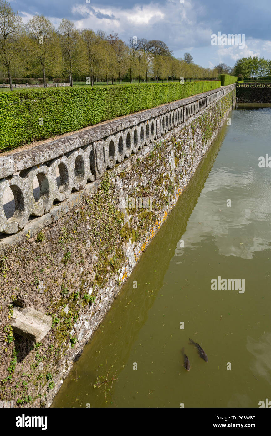 Les Douves Du Chateau De Carrouges Avec Deux Poissons Nageant Dans La Carpe Photo Stock Alamy Les Douves Du Chateau De Carrouges Avec Deux Poissons Nageant Dans La Carpe Photo Stock Alamy