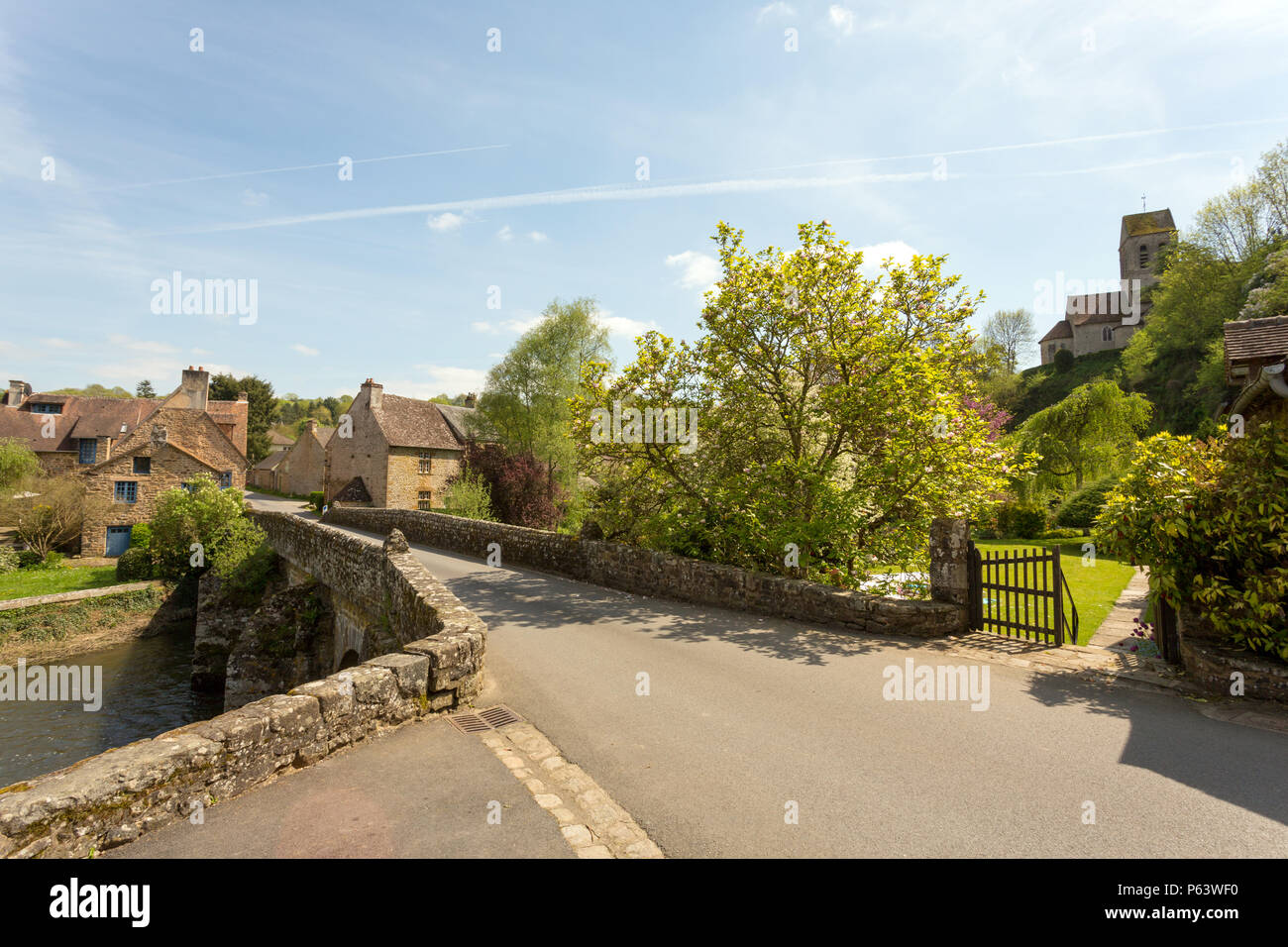 Le vieux pont sur la rivière Sarthe à Saint-Ceneri-le-Gerei, Normandie, France. Banque D'Images