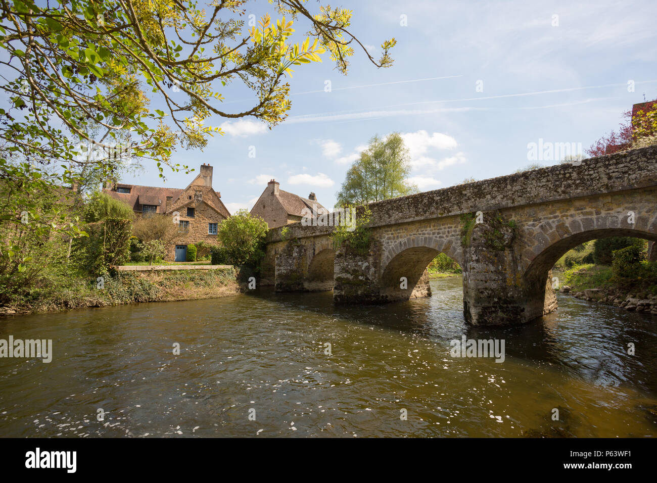 Le vieux pont sur la rivière Sarthe à Saint-Ceneri-le-Gerei, Normandie, France. Banque D'Images