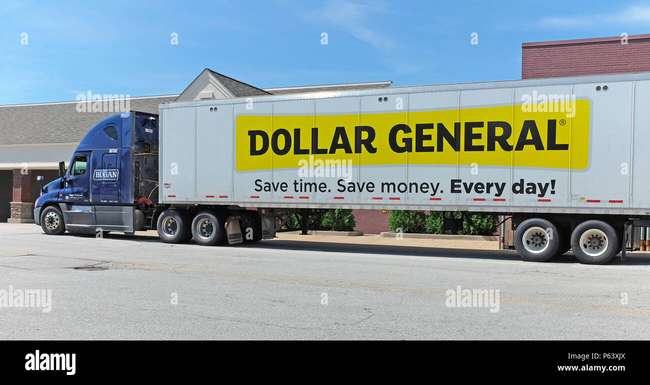 Un Dollar General Store en stationnement des camions de livraison à un Dollar Store dans Shoregate Willowick dans le centre commercial, l'Ohio, aux États-Unis. Banque D'Images