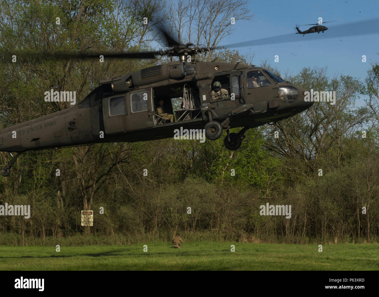 160418-N-DN943-435 FORT KNOX, Ky. (18 avril 2016) Deux HH-60 de l'armée américaine d'hélicoptères Blackhawk participe à un exercice d'évacuation médicale simulée avec quatre Escadron fluvial côtier (CRS-4) au cours d'un exercice annuel d'entraînement. La force est une rivière côtière marine base capacité qui fournit la sécurité portuaire, à haute valeur de protection des actifs, et les opérations de sécurité maritime dans les eaux côtières et intérieures. (U.S. Caméra de combat de la marine photo de Mass Communication Specialist 2e classe Gabriel Bevan/libérés) Banque D'Images