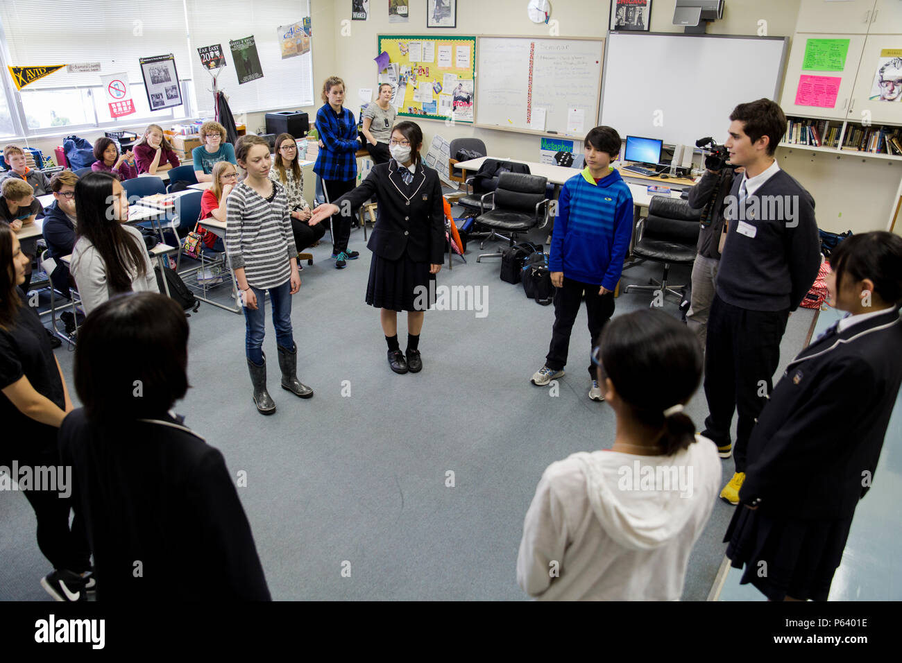 Les étudiants de Noda Gakuen High School de la ville de Yamaguchi et Matthew C. Perry High School de Marine Corps Air Station Iwakuni, Japon, participer à un cours de théâtre au MCAS Iwakuni 21 Avril, 2016. Des événements comme ceux-ci permettent de sécuriser la relation des deux pays par des activités positives que sensibiliser les élèves à la culture de l'autre. (U.S. Marine Corps photo par Lance Cpl. Aaron Henson/libérés) Banque D'Images