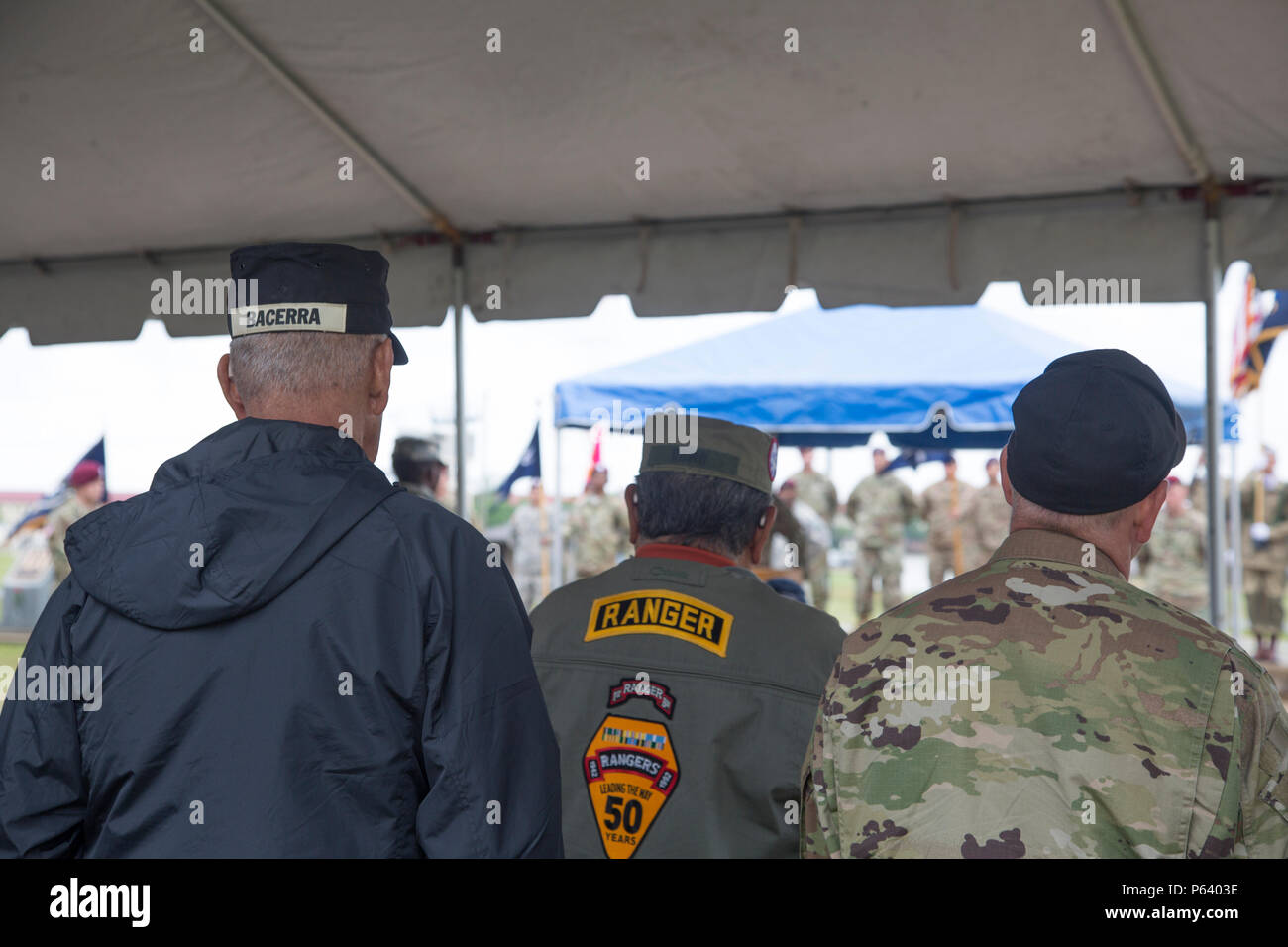 Les anciens combattants de l'armée américaine assister à la cérémonie de dépôt au cours de la 39e assemblée annuelle de l'armée américaine Airborne Awards Festival, Fort Benning, en Géorgie, le 15 avril 2016. La 39e Airborne Awards Festival annuel reconnaît le service actif et à la retraite de tous les soldats aéroportés services. Elle sert à étendre la fraternité de l'ethos dans l'air. (U.S. Photo de l'armée par la CPS. Tracy/McKithern) Parution Banque D'Images