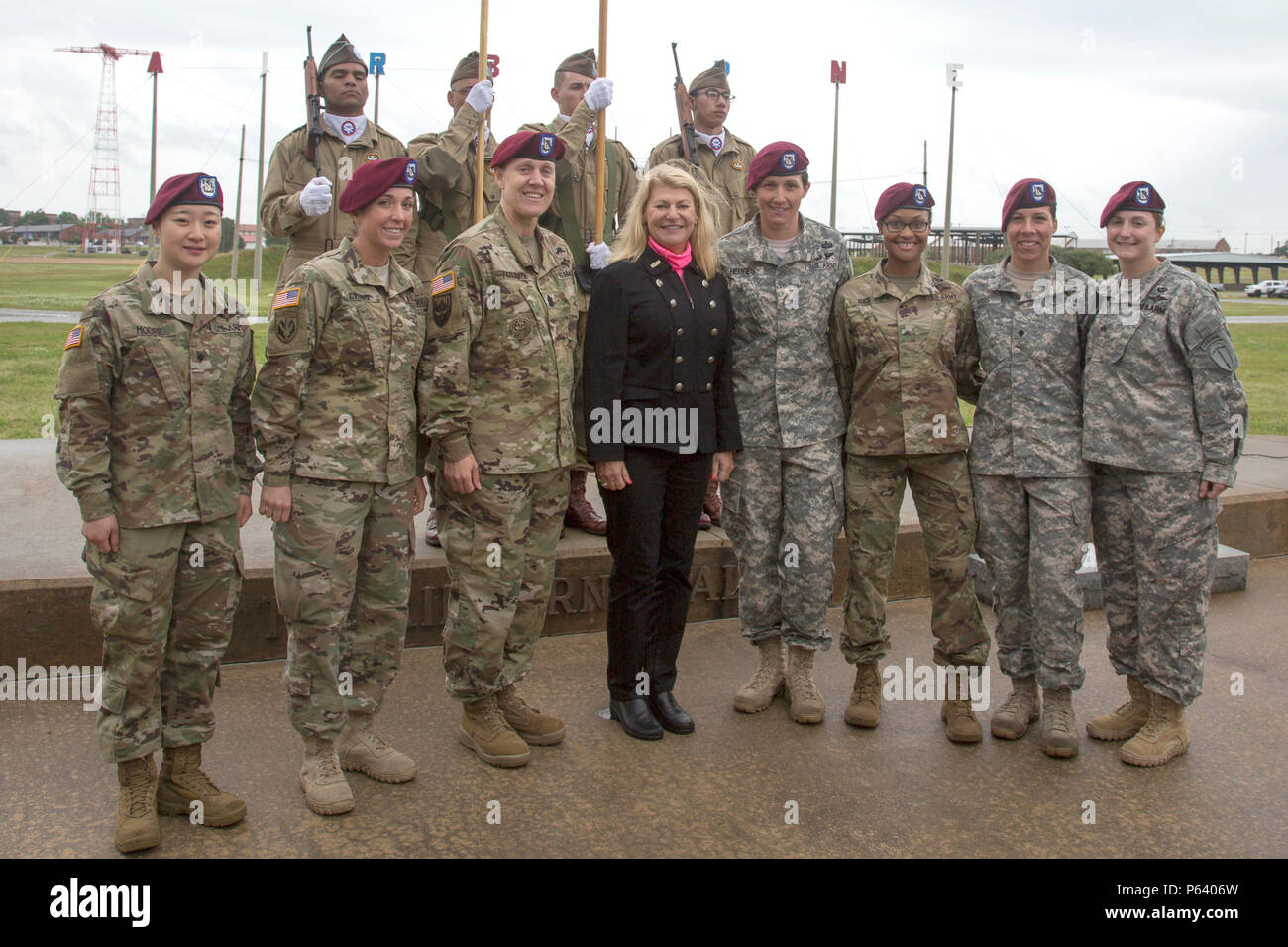 Le général de l'Armée américaine à la retraite Ann E. Dunwoody, centre, pose pour une photo après la cérémonie de dépôt au cours de la 39e assemblée annuelle de l'armée américaine Airborne Awards Festival, Fort Benning, en Géorgie, le 15 avril 2016. La 39e Airborne Awards Festival annuel reconnaît le service actif et à la retraite de tous les soldats aéroportés services. Elle sert à étendre la fraternité de l'ethos dans l'air. (U.S. Photo de l'armée par la CPS. Tracy/McKithern) Parution Banque D'Images