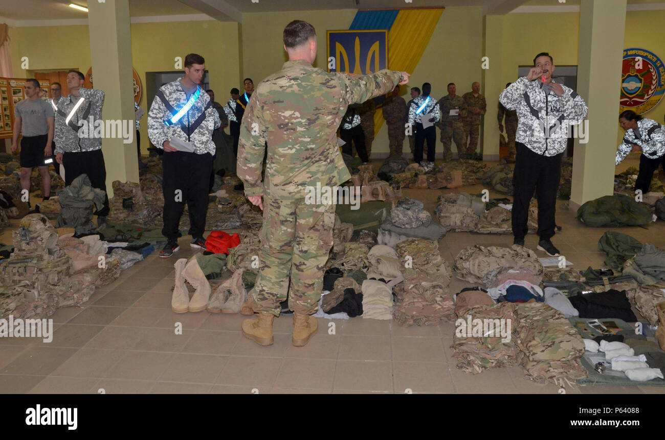 Cours de chef de base chargés de procéder à une inspection de l'équipement et l'inventaire de mise en page le 25 avril, à l'internationales de maintien de la paix et à la sécurité près de l'viv, Ukraine. Soldats de la 7e Armée NCO Academy organisera un cours de trois semaines afin de former et de développer de futurs dirigeants pour diriger efficacement à l'équipe et les niveaux de l'équipe. (U.S. Photo de l'armée par le sergent. Adriana, Diaz-Brown presse 10ème camp de siège) Banque D'Images