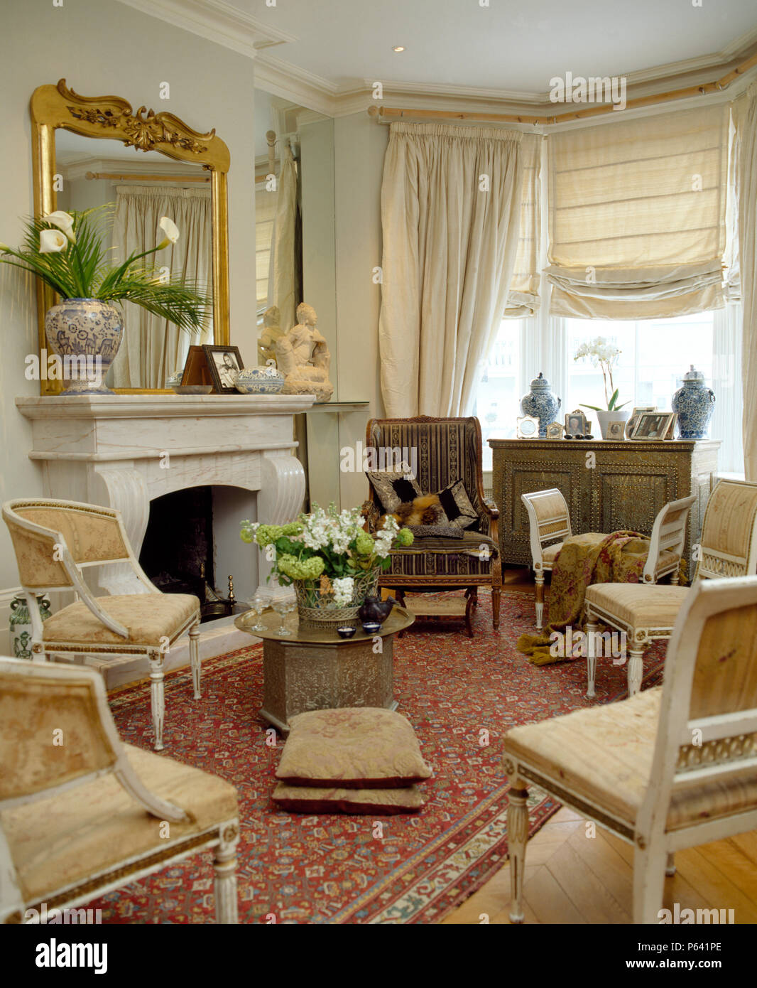 Miroir Doré Antique Au Dessus De Cheminée Dans Lélégant