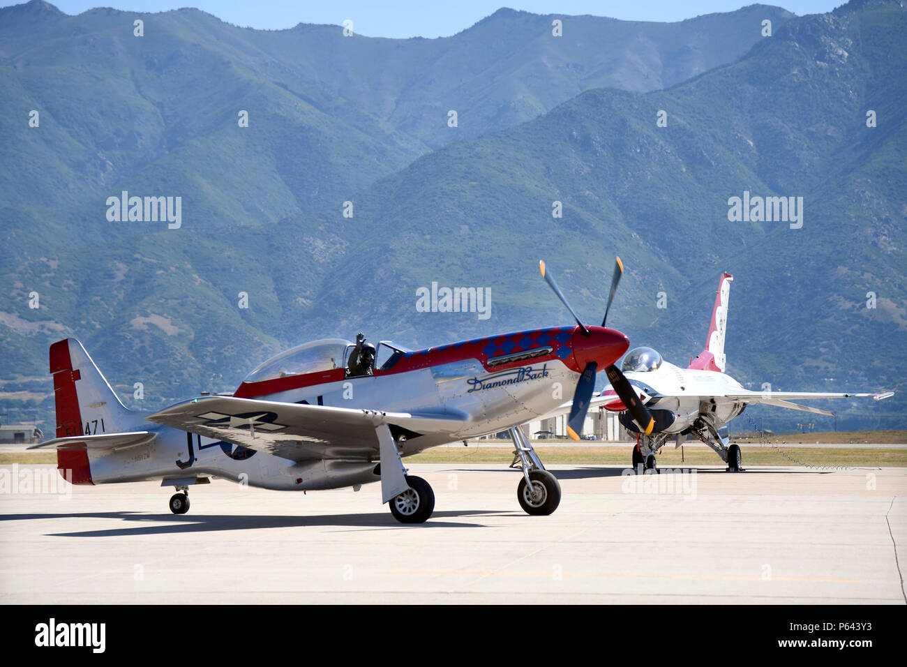 Un P-51 Mustang est situé sur l'aérodrome le 24 juin 2018, à Hill Air Force Base, dans l'Utah. (U.S. Air Force photo de Todd Cromar) Banque D'Images
