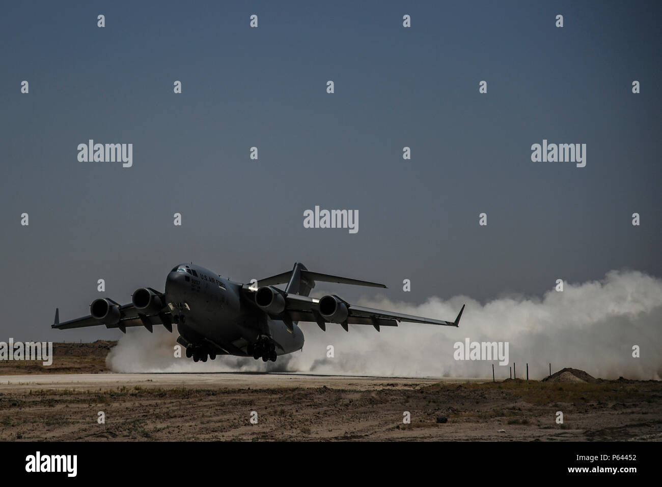 Un U.S. Air Force C-17 Globemaster départ depuis un endroit tenu secret, le 23 juin 2018. Le projet de loi C-17 a eu tout juste de livrer de l'équipement et des fournitures de base pour l'appui à l'intervention conjointe combinée Force-Operation résoudre inhérent. (U.S. Photo de l'Armée de l'air par le sergent. Corey crochet) Banque D'Images
