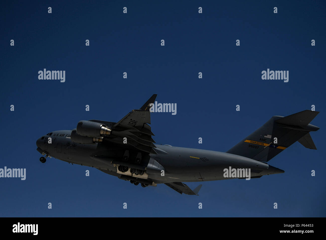 Un U.S. Air Force C-17 Globemaster départ depuis un endroit tenu secret, le 23 juin 2018. Le C-17 est déployé à partir de la 437e Escadre de transport aérien, d'une base commune Charleston, SC. Le 437e Airlift Wing offre une grande partie de l'Air Mobility Command de la capacité de transport aérien mondial. (U.S. Photo de l'Armée de l'air par le sergent. Corey crochet) Banque D'Images