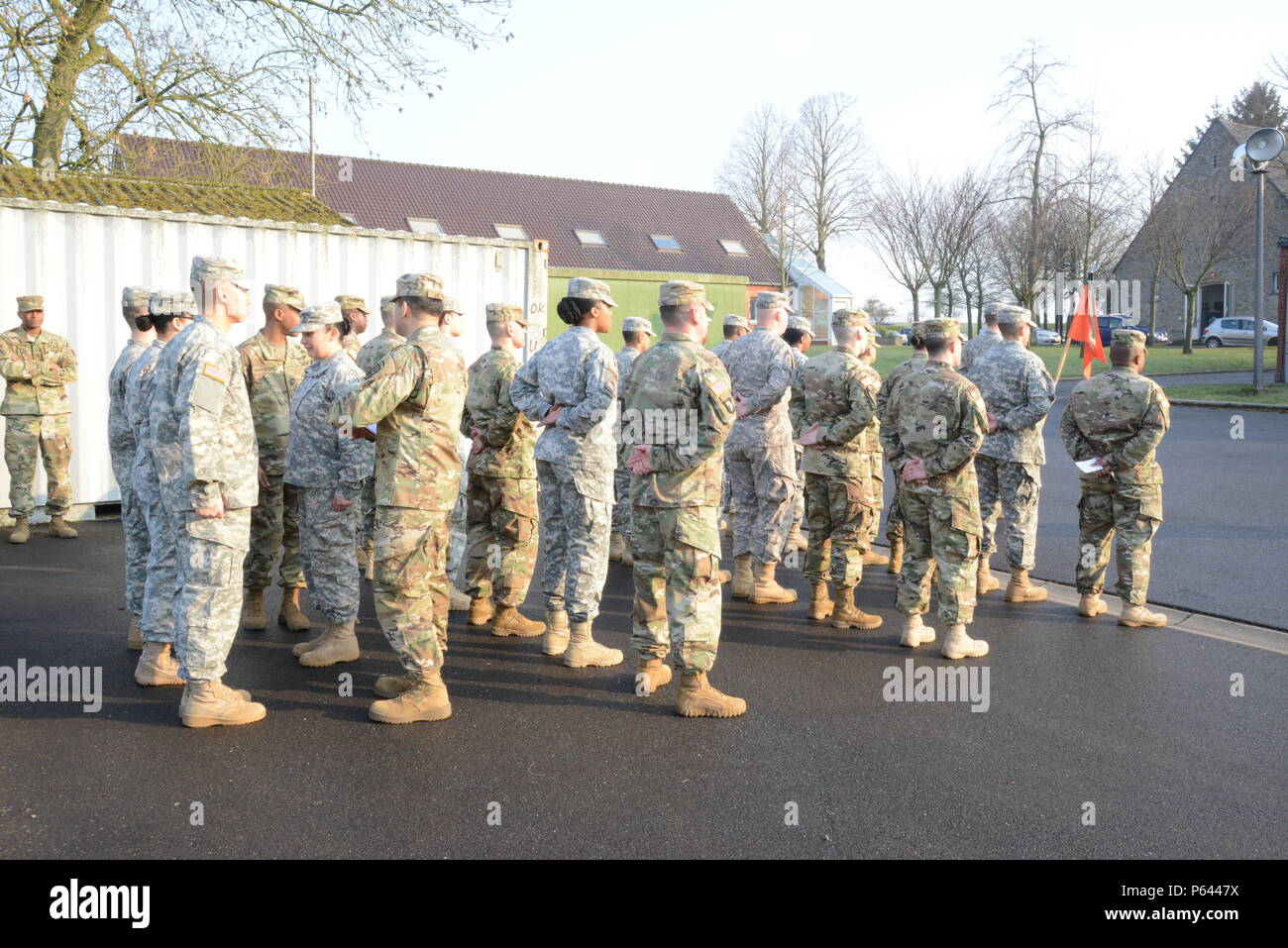 Le Sgt commande. Le Major Joe C. Birkhead IV, 39e Bataillon de signal, signal 2e Brigade, effectue des rangs de soldats d'inspection de l'Administration centrale et du détachement de l'Administration centrale, 39e Bataillon du signal et, les soldats du 128e compagnie de transmissions et 39e Bataillon du signal commandant avant la formation en caserne Daumerie, Chièvres, Belgique, Avril 01, 2016.(U.S. Photo de l'armée par Visual Spécialiste de l'information Henri Cambier/libérés) Banque D'Images