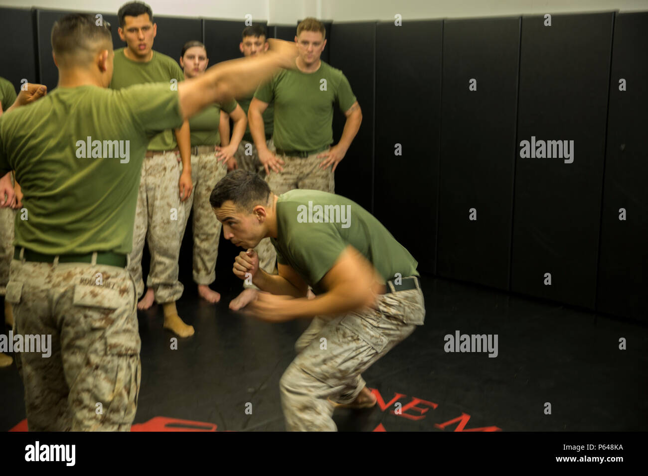 Un cours du programme d'arts martiaux du corps des Marines a eu lieu à la Marine corps Air Station Miramar, Californie, le 5 avril. Un planificateur de vol avec le quartier général et l'escadron du quartier général démontre des manœuvres d'évasion à l'intérieur du dojo situé dans le bâtiment de sauvetage et de lutte contre les incendies d'aéronefs sur la ligne de vol. Les cours MCMAP ont eu lieu du lundi au jeudi après-midi, se concentrant sur le combat au corps à corps, les tactiques défensives et le conditionnement physique des Marines. Banque D'Images