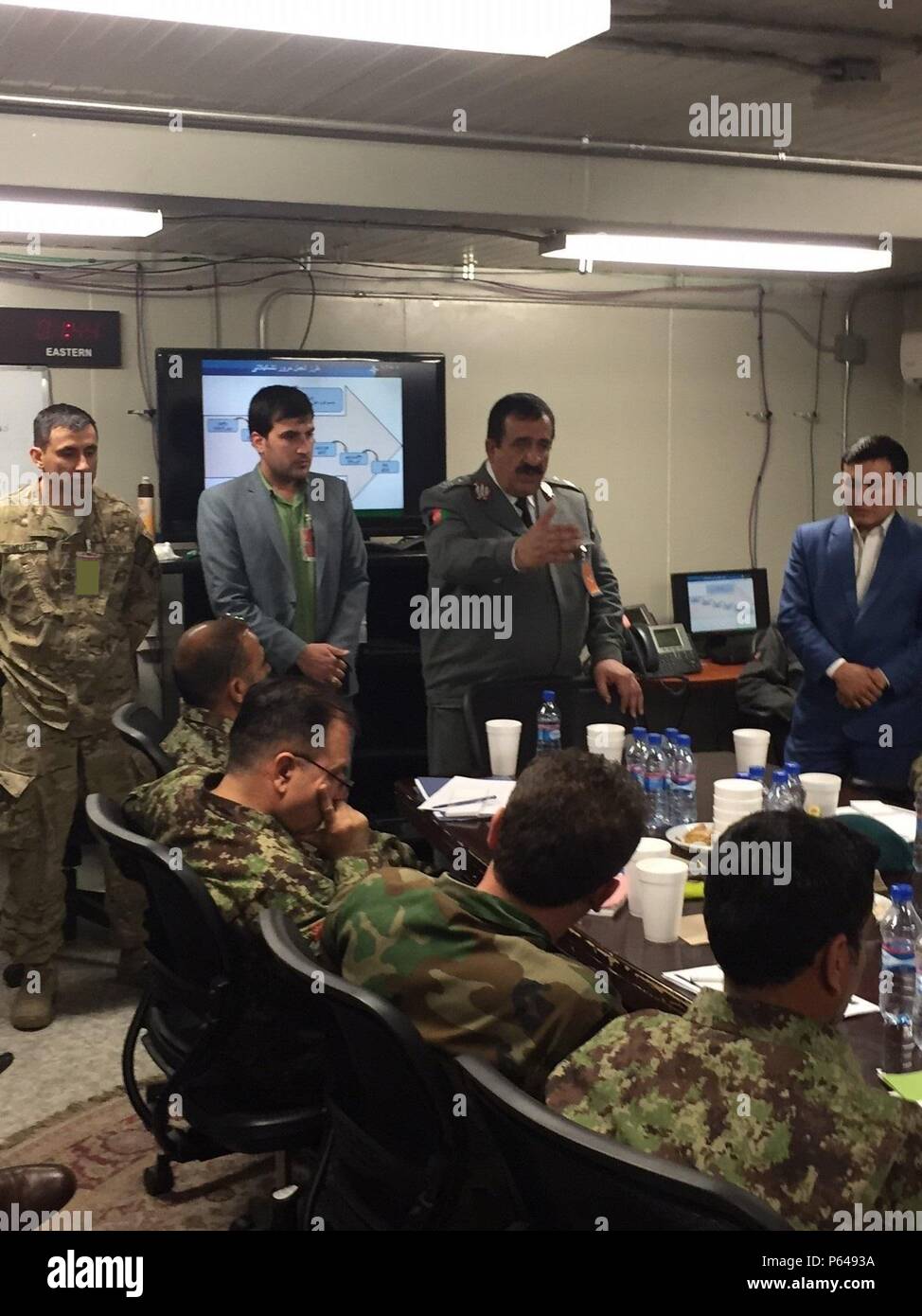 Le brigadier de l'Armée nationale afghane. Le général Akbar, le nouveau responsable du ministère de l'Intérieur Direction de la gestion de la Force, merci les membres de la Défense nationale afghane et des forces de sécurité inscrits dans une formation de huit semaines sur la gestion de la force. Le cours, qui a été accueilli par la Transition conjointe de la sécurité combinée au développement des capacités de direction, a été conçu pour exposer les forces nationales de défense et de sécurité à la force des concepts et des processus de gestion nécessaires pour diriger une organisation en pleine croissance. (Avec la permission de la photo prise par le lieutenant Stephen Webber/libérés) Banque D'Images