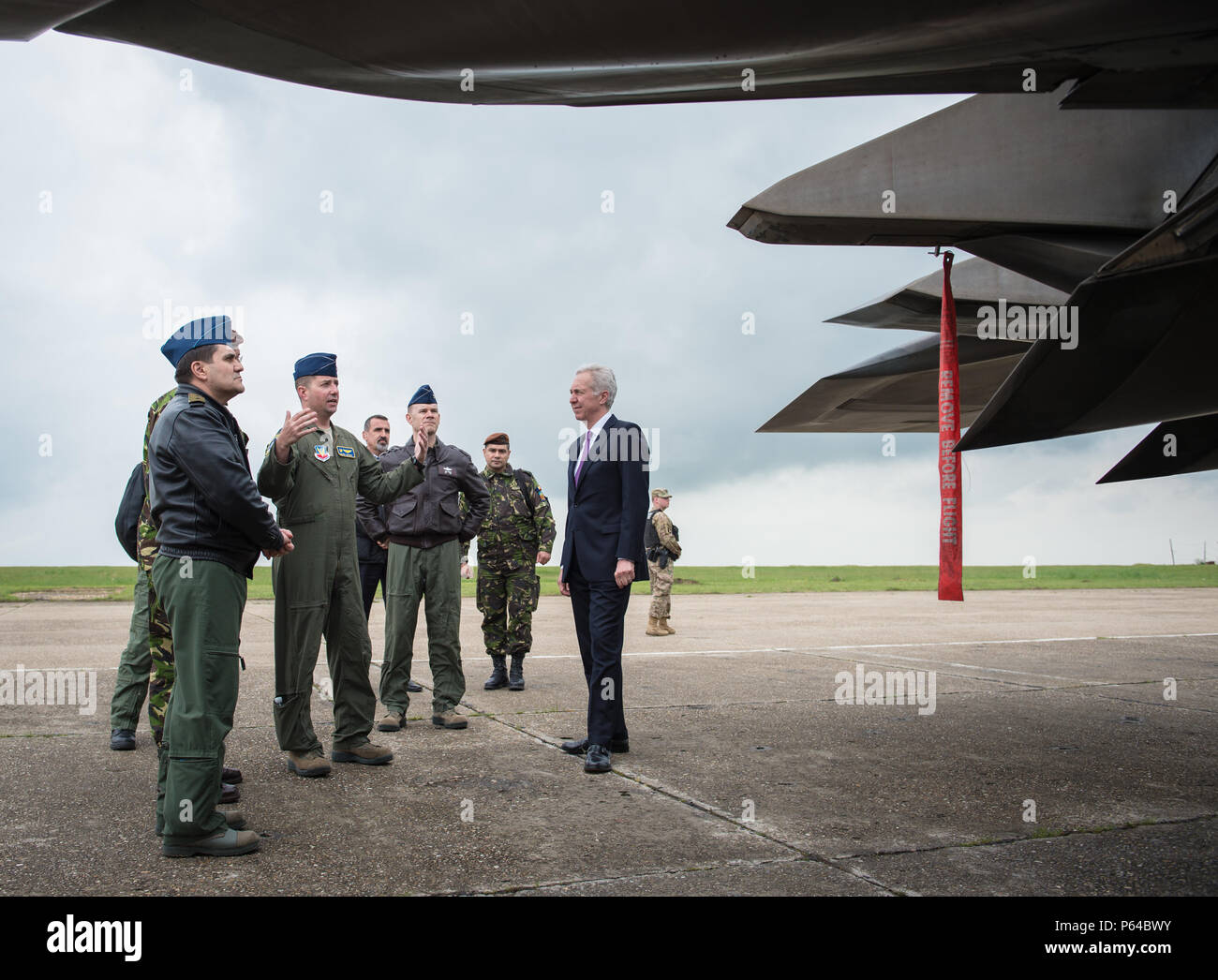 Le lieutenant-colonel Dan Lehoski (centre) explique les capacités du F-22 Raptor à l'Ambassadeur américain en Roumanie et de leadership militaire au cours d'une brève de l'avant le déploiement sur la base aérienne de Mihail Kogalniceanu, la Roumanie, le 25 avril 2016. L'aéronef effectuera l'entraînement aérien avec d'autres aéronefs basé en Europe et sera également déployer avant d'Angleterre pour maximiser les possibilités de formation tout en démontrant l'engagement des États-Unis à l'OTAN et la sécurité de l'Europe. Les Raptors sont déployés à partir du 95e Escadron de chasse, à la base aérienne Tyndall, en Floride. (U.S. Air Force photo de Tech. Le Sgt. Ryan grue/Releas Banque D'Images